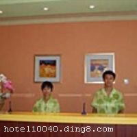 ��ɳ188�����Ƶ꣨��վ�꣩�����ڷ����������Ļ�վ��վ��·72�ţ�λ����Խ���ٽ���ɳ��վ�����б�ݡ������Ƶ��ܱ�������ʩ��ȫ���������갢������ҵ�㳡����һ�ѳ��С�����๺��㳡�ȴ����̳�����¥�����𹬵�ȳ�ɳ��ɫ���������ϵ꣬��Ϊ�ÿʹ�����������ƽ̨���Ƶ����ڻ�վ��Ȧ�ߵ�԰��ʽ��Ԣ�������Ϊ������װ�ޣ��������������ȡ�����������г�ɳ�Ĳ���ѡ�񡣡����Ƶ꿪ҵʱ��2011��8�£���¥��33�㣬�ͷ�����30�䣨�ף��� ����ܰ��ʾ���Ƶ겻�ṩ��ѵ�һ����ϴ����Ʒ��
��ʩ��������ÿ� ĵ����,���뿨,���ǿ�,����,̫ƽ��,������ 


�Ƶ��ر���ʾ
�����Ѱ����Ƶ����ѣ��������Ƶ��������á�˰�ռ����˶���Ҫ��ķ��á� 
��ͨ���Ƶ����סʱ��Ϊ14��00�����ʱ��Ϊ����12��00������ǰ��ס���Ƴ���꣬�����������һ�����á� 
