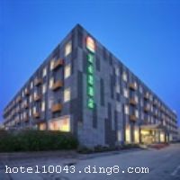 ��ɳ���ɸ۹�Ԣ�Ƶ꣨�����꣩�ش��������������Ȧ���ϣ��ٽ����Ÿ�һҽԺ��λ�ڱ�����ܽ��·�ԣ�����λ����Խ���ܱ��������걦�ٻ�����ʿ��԰����������ȶ�����С���Ǻ��ʡ���ʯǮ�񡢱��θ�ˮ�����ȣ��������������������������Ҫ���Ƶ�λ�ڸߵ�С��֮�У��������Ű�ȫ����Ԣ¥2010������ɣ�����С���ͣ�Ʈ����ƣ��ɹ⡢ͨ�����á��ͷ�������Ʒ������ϴ������һ��һ��������24Сʱֵ�࣬���Ӽ��ϵͳ����ȫ������������ܰ���������е�����ѡ�񡣡����Ƶ꿪ҵʱ��2011��6�£��½�װ��ʱ��2011��10�£�ȫ��װ�ޣ���¥��31�㣬�ͷ�����28�䣨�ף��� ����ܰ��ʾ���� 1���Ƶ겻�ܽӴ������ 2���Ƶ겻��ˢ�����ѡ�
��ʩ�����
�Ƶ��ر���ʾ
�����Ѱ����Ƶ����ѣ��������Ƶ��������á�˰�ռ����˶���Ҫ��ķ��á� 
��ͨ���Ƶ����סʱ��Ϊ14��00�����ʱ��Ϊ����12��00������ǰ��ס���Ƴ���꣬�����������һ�����á� 
