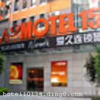 ���������õ꣨�Ϻ���ǳ��꣩��60��ʱ����ӱ������ܰ�ͷ����������㲻ͬ����ı��ͣ��Ƶ����ԡ��׺͡���ݡ����ʡ���ܰ�������Ƶ�ʱ�п�ݾƵꡣ �������������õ꣨�Ϻ���ǳ��꣩�ش���������ǳ���ҵ����֮�ڣ������ǹ������л�������Ǣ̸������һ��ǰ��δ�еı������Ƶ껹���ڸ�����ͬ�á��ƴ������󡢶�������Ժ��������ڶ�ߵ�ѧ������ǰ���Ļ���ϢŨ���³Ѹ��԰������·���˽ֺ��˶���ʮ��ĺ�����򳡵Ľ�ͨҲ�ǳ�����,���˼�������С�������һ�����ǳ���ҵ�����⻹���Ĵ���·���Ͼ���·���ֶ̽�����������������Ҿ���Ƶ�Ҳֻ����15~20���ӵĳ��̡����л��ߵ�ң�໥Ӧ��������ȥ��վ���������۹����Σ����ǲμӻ�չ����������������еķ��㡣 ���԰��������õ꣨�Ϻ���ǳ��꣩������������֮��
��ͨλ��
����㳡 12 ���� ��������2���ߣ��ֶ����ʻ������򣩣����Ͼ���·վ�³������˵���10���ߣ��½���Ƿ��򣩣��ڽ���������վ�³���1�ſڳ���������Լ300�������������õ꣨�Ϻ���ǳ��꣩���������⳵Լ36Ԫ�� ��ǳ���ҵ�� 0.2 ���� ����Լ5���ӿɵ��Ƶꡣ �Ϻ����Ż��������ź�վ¥�� 28.8 ���� ��������10���ߣ��½���Ƿ��򣩣��ڽ���������վ�³�������Լ230�������������õ꣨�Ϻ���ǳ��꣩���������⳵Լ96Ԫ�� �Ϻ����Ż�����һ�ź�վ¥�� 29.3 ���� ��������10���ߣ��½���Ƿ��򣩣��ڽ���������վ�³���1�ſڳ���������Լ300�������������õ꣨�Ϻ���ǳ��꣩���������⳵Լ98Ԫ�� �Ϻ��ֶ����ʻ��� 38.4 ���� ��������2���ߣ����������򣩣����Ͼ���·վ�³������˵���10���ߣ��½���Ƿ��򣩣��ڽ���������վ�³���1�ſڳ���������Լ300�������������õ꣨�Ϻ���ǳ��꣩���������⳵Լ131Ԫ�� �Ϻ�����վ 23.8 ���� ��������1���ߣ�����·���򣩣���������·վ�³������˵���10���ߣ��½���Ƿ��򣩣��ڽ���������վ�³���1�ſڳ���������Լ300�������������õ꣨�Ϻ���ǳ��꣩���������⳵Լ78Ԫ�� �Ϻ���վ 11.5 ���� ��������4���ߣ���ɽ·���򣩣��ں���·վ�³������˵���10���ߣ��½���Ƿ��򣩣��ڽ���������վ�³���1�ſڳ���������Լ300�������������õ꣨�Ϻ���ǳ��꣩���������⳵Լ34Ԫ�� ���Ż�վ 33.1 ���� ��������10���ߣ��½���Ƿ��򣩣��ڽ���������վ�³���1�ſڳ���������Լ300�������������õ꣨�Ϻ���ǳ��꣩���������⳵Լ112Ԫ��
��ʩ�����
��������	���ƣ�������
���ÿ�	ĵ����,���뿨,���ǿ�,����,̫ƽ��
������ʩ	С�ͻ����ң�
�Ƶ��ر���ʾ
�����Ѱ����Ƶ����ѣ��������Ƶ��������á�˰�ռ����˶���Ҫ��ķ��á�
��ͨ���Ƶ����סʱ��Ϊ14��00�����ʱ��Ϊ����12��00������ǰ��ס���Ƴ���꣬�����������һ������