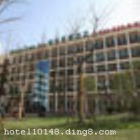 ���ֺ�̩���Ϻ��ֶ�����԰����Ƶ꣩�Ǹ��ֺ�̩�Ƶ�����������Ϻ�����԰�������һ�Ҹ�Ʒλ�����Լ۱ȵ����������Ƶ꣬�Ƶ깲��184�䷿�䣬�Ƶ�λ���Ϻ��ֶ�����԰���ֶ���·3500�żס��Ƶ���зǳ���������������԰��4����ڰ�������ڲ���Լ5���ӣ�5�ſ���̨·��ڲ���Լ15���ӣ��й���ҫ��·6����ڲ���Լ25���ӡ��Ƶ��½�������ó�������Ӱ�·������15���ӳ��̡����Ϻ��¹��ʲ������ġ�����㳡����������30���ӳ��̣�����Ż������ֶ����ʻ���45���ӳ��̣���ͨ��Ϊ���������������α�����������֮�������۴����Ի�����ʩ����ϸ����΢�ķ��񣬶�������ָ��ֺ�̩�Կ�����΢�����Ĺػ����Ƶ�ӵ�п��������ʵĴ󴲷��������󴲷�������󴲷��������׷��ȷ���184�䣬������ѿ������������������ĵ���ʩ��Ϊ����ȼٵĿ����ṩ���������������ʡ�����ֵ�����������ķ���
��ͨλ��
�����ֶ�����԰�� 2�������½���졢�������飺 6.7��������¹��ʲ������ģ� 7.3�����������㳡�� 9��������Ϻ���վ�� 12��������Ϻ�����վ��17���������Ż����� 27��������ֶ����ʻ�����45����
��ʩ�����
���ÿ�	Visacard,ĵ����,���뿨,���ǿ�,����,���´￨,JCBcard
�Ƶ��ر���ʾ
�����Ѱ����Ƶ����ѣ��������Ƶ��������á�˰�ռ����˶���Ҫ��ķ��á�
��ͨ���Ƶ����סʱ��Ϊ14��00�����ʱ��Ϊ����12��00������ǰ��ס���Ƴ���꣬�����������һ�����á�