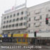 ����֮���Ϻ����ж���·�������ڿ������ʣ��������˵��Ϻ�������������·319�ţ�������·�ڣ��Ƶ���Χ��ͨʮ�ֱ�ݣ���ҵ��ΧŨ�� ����֮���Ϻ����ж���·��ӵ��Ϊ������ʿ������������񷿺ͱ�׼������������д���ܿ���������һ���ƶ��칫����Ƶ��Ѿ�Ϊ��׼���׵���Ϊ��ʹ���ڶ������и���ֵľ���Ͷ�빤�����Ƶ�ר��Ϊ������ʿ��Ƶ���ԡ���㹻���һ��Ĺ���ƣ�ͣ�����Ϊ����ѡ�����ʵĴ��棬���䱸���������µİ�˯�����Ӽ��������߹󾱲��İ�˯����ͷ��ʹ��һ��˯�����������������������Ի���רҵ������ƣ�ʹ�������ڼҵ����¸��š��ڰ�ȫ�ϾƵ깤��ʦ�Ѿ�Ϊ�����ǵ�ʮ���ܵ����Ƶ��ÿһ���ֽ����������ϸ�ǿ�Ȳ��ԣ���������ǿ��ĺ����߷���ϵͳ��ȫ��λ�Ŀ���ϵͳ��ʹ������ס��Ϊ���ģ�ͬʱ�Ƶ�ȫ����װ�κͼҾ߶������ϸ�Ļ�����⣬Ϊ���Ľ���ס���ṩ�˿ɿ���֤���Ƶ�ҲΪ���ڶ������Ͷ������Խ�����������Ӫ��ʦ�Ĳ��㣬��һ���Ӫ�����Դ���͵�20���Ʒ���л�ȡ��Ϊ���Ľ����������ϡ� 

��ͨλ��
�Ϻ��ֶ�����:60����Ϻ����Ż���:28����Ϻ���վ:25����Ϻ���վ:40���� 


��ʩ����������ʩ ����Ʒ�������Ĳ����������˽���֮��һ��ĸɾ������� 

���ÿ� ĵ����,���뿨,���ǿ�,���� 


�Ƶ��ر���ʾ
�����Ѱ����Ƶ����ѣ��������Ƶ��������á�˰�ռ����˶���Ҫ��ķ��á� 
��ͨ���Ƶ����סʱ��Ϊ14��00�����ʱ��Ϊ����12��00������ǰ��ס���Ƴ���꣬�����������һ�����á� 
TOP