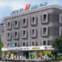 ����֮�ǣ��Ϻ�½���·�꣩λ���Ϻ��лƽ�ضεĻ�����½���·��б··�ڣ����Ϻ������ĺ췿�Ӹ���ҽԺ������������ҽԺ����������2010���Ϻ��������������ݣ�����λ����Խ����ͨ��ݡ���Բ3�����ڻ㼯������ء�����㳡��ԥ԰������·��ҵ���ġ����ִ��ŵ���ҵ���ν�ͨ��ɢ���ġ������״��ĵ����˺��߹ᴩ�Ϻ��ϱ��⣬����10����������·�Ų��ɴ����ʮ�ַ��㡣�Ƶ���Χ������������ʩ��ȫ����������������õȴ��͹������Ľ�����ߡ��Ƶ�ͷ��ṩ���ʵĴ�����Ʒ����ѿ���������ʱ�е�������ԡ�����ʰ칫���εȣ��Լ�רҵ�ľƵ������Ա��Ϊ���ṩ����ϸ�µķ��񣬽���֮�ǣ��Ϻ�½���·�꣩�ȳ��ڴ������Ĺ��٣���������ܰ�����պ����ʵĻ����жȹ����ʶ�������ÿһ�졣 
��ͨλ��
�����Ϻ����Ż���Լ��16����ӻ����˵���2���ߵ�����㳡վ���˵���8���ߵ�½���·վ7�ſڣ��������Ϻ��ֶ����ʻ���Լ��45��� �ӻ����˵���2���ߵ�����㳡վ���˵���8���ߵ�½���·վ7�ſڣ��������Ϻ�����վԼ��7���� �˳��⳵Լ30�������ҳ��̣�����Լ30Ԫ���ҡ� ��������������㳡Լ��7���� �˵���8���ߵ�½���·վ�£�7�ſڳ�����·б���漴�ǾƵꣻ�����Ϻ���վԼ��7���� ����1���ߵ�����㳡վ���˵���8���ߵ�½���·վ�£�7�ſڳ�����·б���漴���Ƶꣻ 


��ʩ����������ʩ �в����� 

���ÿ� Visacard,ĵ����,���뿨,���ǿ�,����,���´￨,��ͨ��,������,JCBcard 


�Ƶ��ر���ʾ
�����Ѱ����Ƶ����ѣ��������Ƶ��������á�˰�ռ����˶���Ҫ��ķ��á� 
