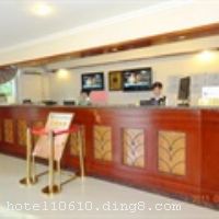 ��ɳ�ں;Ƶ�λ�ڳ�ɳ��ܽ��������·��ɻ�·����ڣ����վ10���ӳ��̣�λ����Խ�������ݡ��Ƶ���һ�Ҽ����񡢻��顢������һ����ۺ��ԾƵ꣬�������ʦ���Ĵ��죬װ����ʱ�С�������¡��Ƶ깲�пͷ���100�䣬�䱸��ѵ��³��⡢��������յ�����ѿ����������ж๦����Ƶ��������ȫ�����������������еĸ������󡣺���������ȫ����ʩ�����ű����Ļ��������������ķ����������С����֡����Ρ����񡢽Ӵ�������ѵ�����ѡ�񡣡����Ƶ꿪ҵʱ��2011��9��28�գ���¥��9�㣬�ͷ�����91�䣨�ף��� ����ܰ��ʾ���� 1���Ƶ겻�ܽӴ������ 2���Ƶ겻�ṩ��ѵ�һ����ϴ����Ʒ��
��ʩ����������� �����齫�� 

���ÿ� ĵ����,���뿨,���ǿ�,����,̫ƽ��,������ 

������ʩ ������ң�������100���ˣ�С�����ң�������20���ˡ� 

�Ƶ��ر���ʾ
�����Ѱ����Ƶ����ѣ��������Ƶ��������á�˰�ռ����˶���Ҫ��ķ��á� 
��ͨ���Ƶ����סʱ��Ϊ14��00�����ʱ��Ϊ����12��00������ǰ��ס���Ƴ���꣬�����������һ�����á�