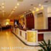 ̩���Ƶ���1996��5��21�տ�ҵ���ɺ���ʡ���������Ǽ���׼ȫ���½���λ�ڰ�һ·376�ţ��ضη���������ʡί��ʡ������ʡ�����������̵ꡢ��վ�ȣ���ͨ���㡣 �Ƶ������С��ߵ��ͷ�138�䣬�д�С������4�������������������������������ĵȣ�����������յ������ֵ��ӡ��������ߡ����ڹ��ʳ̿ص绰������ȸ��������ʩ����Ϊ�����ṩ���Ƶķ�����ʩ�����
������ʩ	̩����ʳ	 �������ŵ��в�����ͬʱΪ300���ṩ�����������ȣ����а���10���� ����������������	��ͬʱ����200�ˣ��������š�Ʒ��߹�Ϊ���ṩ����������ʳ�Լ�������㣬���п�����ȫ���Ͳͷ�������������ʳ������ʦ����
��������	����
���ÿ�	Visacard,ĵ����,���뿨,���ǿ�,����,̫ƽ��,������,���´￨,��ͨ��,������,JCBcard
������ʩ	���ʻ����� ����300�ˣ�	 �л�����	 ����150�ˣ�	 ��������	 ����800�ˣ�	 ��������	 ����60��