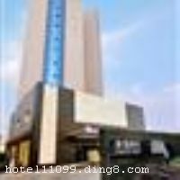 ���޺��ݾƵ���һ���ԡ��߶������Ļ���Ϊ����ľƵ꣬�ܱ߽�ͨ���䷽�㣬����λ��ʮ����Խ���������еľ��á����Ρ��Ļ��Ľ������ġ� �����Ƶ���־���ƹ�߶���������˶�������ֹ����׷�󡱵��˶�����Ҳ�������Ǻ����˴�����ɫ�����⻷���;Ƶ�Ϳ��ؽ�ȡ�ľ����Ļ����ø߹����ʿ����Ů�����ʡ�΢Ц�����Ĺػ�����ÿһλס�͡� �����Ƶ������з�����䱸���������ӿڡ�����յ���ֱ���绰��Һ�����ӡ�24Сʱ��ˮ���Զ��̸�������ϵͳ���ִ����Ƶ���ʩ��������Ʒ�����ա��߶�����ֲ���������԰����������Ȳ������г�������ס���ݾƵ꣬��������Ʒλ����ȫ�����ʡ� �����Ƶ꿪ҵʱ��2011��05��01�գ�¥��9�㣬�ͷ�����90�䣨�ף��� ����ܰ��ʾ�����Ƶ겻�ṩһ������Ь����������Ҫ���շѡ���ʩ�����
������ʩ	��Ʒ�����������������ṩ����������ͣ����������գ�������100��ͬʱ�ò͡�
��������	�����齫��
���ÿ�	Visacard,ĵ����,���뿨,���ǿ�,����,̫ƽ��,������,���´￨,��ͨ��,������,JCBcard
������ʩ	�����ң�������200�ˣ�����ͶӰ��������豸��
