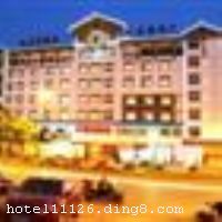 �żҽ�����·��8�Ƶ�λ���żҽ����������ɵ��ԣ��Ƶ����λ����Խ����ϵ»������ͼ�����������������÷��ٻ�5���ӳ��̣���ȫ�����������ɽ����4������żҽ�ɻ�����10�����վ6�������ľ�������ɭ�ֹ�԰32�����Ƶ�ͷ���ƶ��أ�ǰ̨�Ӵ��������飬��������֮�С��Ƶ�����˱�������ӵ�пͷ�88�䣬24Сʱ�յ�����ˮ���ִ�����ʩ�豸һӦ��ȫ��������ȫ��λ���ϵͳ����ȫ����������ģʽ�������豸�����ܵı�����ʩΪ��Ӫ��һ����ȫ�����ʵľ�ס�������żҽ�����·��8�Ƶ꽫��Ϯ��8�Ƶ�ȫ��һ�µġ��ɾ����Ѻá���׼һ�¡��Ĺ��ʻ���׼����ȫ����ԡ����Ʒ�����������פ���Ƶ꣬�ǿ������б����ĺ�ȥ����ͬʱҲ��������������;���۵����ѡ�������ȳ��������Ĺ��٣��� �����Ƶ꿪ҵʱ��2011��04�£���¥��8�㣬��¥��7�㣬�ͷ�����105�䣨�ף�����ʩ�����
������ʩ	�����������������60��ͬʱ�Ͳ͡�
��������	�����齫����ԡ
���ÿ�	ĵ����,���뿨,���ǿ�,����,̫ƽ��,������
������ʩ	�����ң���������60�ˡ�
�Ƶ��ر���ʾ
�����Ѱ����Ƶ����ѣ��������Ƶ��������á�˰�ռ����˶���Ҫ��ķ��á�
��ͨ���Ƶ����סʱ��Ϊ14��00�����ʱ��Ϊ����12��00������ǰ��ס���Ƴ���꣬�����������һ�����á�