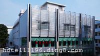 �Ƶ���ռ�����Ϊ10Ķ���������Ϊ1.3��ƽ�������ƹ�ɫ���㣬��ʩ����һ����������ȫ��ӵ��Ŀǰ�żҽ����������в����������ӱ�����ڿ���������������700����ͬʱ�Ͳ͡����а���������ĺ�������18����һ�����ҷ�ζ�����Ƶ�ӵ�и߼��ͷ�100�䣬�����׷�4�䡣�豸�Ƚ�������ɣ�����ġ�����������������ݡ����ͳ��п��ṩ���㳬ֵ�����ܣ����Ͷ๦�ܻ������ģ��������Ρ����֡����񡢹�������ѡ��֮�ء���ʩ�����
������ʩ	�в������桢�����������ҷ�ζ��ϵ��
��������	���������ơ�ɣ�á�����OK������������̨�򡢰�Ħ��ҹ�ܻᡢƹ����
���ÿ�	Visacard,ĵ����,���뿨,���ǿ�,����,̫ƽ��,������,���´￨,��ͨ��,������,JCBcard
������ʩ	С�����ң�50�ˣ� ������ң�200�ˣ� Բ�ͻ����ң�30�ˣ�
�Ƶ��ر���ʾ
�����Ѱ����Ƶ����ѣ��������Ƶ��������á�˰�ռ����˶���Ҫ��ķ��á�
��ͨ���Ƶ����סʱ��Ϊ14��00�����ʱ��Ϊ����12��00������ǰ��ס���Ƴ���꣬�����������һ�����á�