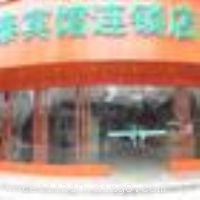 ��̩�����Ƶ꣨�Ϻ�����·�꣩��һ�Ҿ����;Ƶ�������������̩������ʵ������ס�����ʡ���ܰ�����������Լ��ļҡ������룬�Ƶ�ӵ�������׷��������������÷��ȣ��ͷ�������װ����š���ʩ���ơ���������ȡ����Ϊ���κ���������ṩ�ˡ��ͼ۸񡢳����������������ķ��� .
��ͨλ��
������Ż���һ�ź�վ¥Լ��22�������ң� �����ֶ�����Լ�� 40��� �����Ϻ���վԼ�� 5��� �����Ϻ�������Լ�� 3��� �����Ϻ�����վԼ��17���
��ʩ�����
��������	�����ң�
�Ƶ��ر���ʾ
�����Ѱ����Ƶ����ѣ��������Ƶ��������á�˰�ռ����˶���Ҫ��ķ��á�
��ͨ���Ƶ����סʱ��Ϊ14��00�����ʱ��Ϊ����12��00������ǰ��ס���Ƴ���꣬�����������һ�����á�