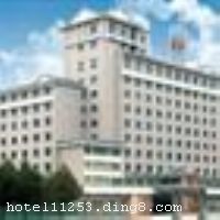 �żҽ糿���Ƶ���������������������ʤ�ء����żҽ�����ׯƺ���ش�����칫�ĺ��ĵضΡ��羰����������ɽ���£��������칫��¥���棬�����侯����ʡ�߷��ܶ���2009��������ʸ߱�׼Ͷ���˽���������������Ƶꡣ�Ƶ껷�����ţ��������£����������񶴣�ҹ���ˮ���������ܴ���Ȼ���ɵĸо�����ͨʮ�ֱ����� �����Ƶ��ܽ������12562.3ƽ���ף��Ƶ�ӵ�и���ͷ�146�䣬�ͷ����3.6�ס����32ƽ���ס��������³�ʵľ��h���ߵ�Ʒ�ƽ�ߡ�32��Һ���ڹҵ��Ӻ����ͻ�������յ�����С������4�������������ðɵ���ʩһӦ��ȫ�� �����Ƶ꿪ҵʱ��2010��08�£���¥��12�㣬�ͷ�����146�䣨�ף�����ʩ�����
������ʩ	��������ṩ���ͷ���
��������	̨��ƹ����
���ÿ�	ĵ����,���뿨,���ǿ�,����,̫ƽ��,������
������ʩ	4����ͬ�������ң�����40��500�ˡ�
�Ƶ��ر���ʾ
�����Ѱ����Ƶ����ѣ��������Ƶ��������á�˰�ռ����˶���Ҫ��ķ��á�
��ͨ���Ƶ����סʱ��Ϊ14��00�����ʱ��Ϊ����12��00������ǰ��ס���Ƴ���꣬�����������һ�����á�