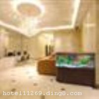 �Ͼ��𻪾Ƶ�������ӵ�С������Ŷ���֮�Ƶ��Ͼ��ǳǱ���λ���Ͼ��������źͶ���֮�䣬�����Ͼ��ڶ���羰����Ļ��ɽ���Ƶ����Ͼ��𻪾Ƶ�������޹�˾����Ͷ�ʵ�һ�Ҽ��ͷ������������񡢻��顢���������֡�����ȷ���Ϊһ��Ƶꡣ�Ƶ�ӵ��װ�޺��������š��������ʵĸ���ͷ�,����װ��������������ʩ�豸��ȫ�����䱸��������˿ڣ���������͵��������󡣾Ƶ�ӵ�д��Ͷ๦�ܻ���������Ϊ�����ṩ��óǢ̸�����ֻᡢѧ����̳��Ȼ��鳡���������Ͼ��𻪾Ƶ꽨�������80000ƽ�������ң�����6�㡣�����ʡ����š���ܰΪ��Ҫװ�޸�����Ƶ�㳡ӵ�����ͣ��λ����¥����Ϊ���䱸�˻��ﺣ�ɲ�ϵ������ζ���ȣ��Ǳ���������С����ζȼ�֮ѡ�������Ƶ꿪ҵʱ��2010��10��23�գ�¥��6�㣬�ͷ�����73�䣨�ף���
������ʩ �в��� ������ �տ� ������ �ư� ���� ���ð� ��ʱ�Ͳͷ��� 

�������� ��˹�� ���� ������ ������ ƹ������ ������ 

���ÿ� ĵ����,���뿨,���ǿ�,����,̫ƽ��,������ 

������ʩ ������ң�������200�ˣ����200ƽ�ף��ɾ��и��ֻ�����顢���ŷ���������ɳ���ȴ��ͽ������С�����ң�������50-60�ˣ����50ƽ�ס� 

