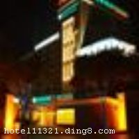 �Ƶ��������Ϻ��мζ�������·2424�ţ��ش����ŷ�����ҵ���ģ������й������ŵ�԰����ϼ�ԡ�����԰�������Ⱦ��㡣����λ����Խ����ͨ���������ٵ�����վ�Ϳ��˱�վ���ܱߴ�С��ҵ����Ƚϼ��У���ŷ�С��ֹ������������ȴ��ͳ��У����������Ϻ���ѧ�ζ�У��������ҽԺ���λ�ҽԺ���������м����ߡ���ţ�ߡ������ߡ���Ǯ�ߡ��ζ�2·�ȣ���ͨʮ�ֱ������ܱ߲��������֡��������һӦ��ȫ���Ƶ깲ӵ��6��75��ͷ�������������ܰ���ؼ۴󴲷�A���󴲷�A������󴲷�A����׼���������󴲷�A�������׼����������׼���׷��������׷����ṩ24Сʱ��ˮ���������ġ�IPTV����ѿ���������������ʩ�����ֺ�̩��Ŀ����Ϊ�˿��ṩ���������������ʡ�����ֵ�����������ĸ�Ʒζ�����Լ۱ȵĲ�Ʒ�ͷ��񡣸�Ʒ�ʵĴ�����Ʒ����ԡ��Ʒ�ȣ���ÿһλ���ÿ�������һ�����������������Ѻá����ʡ�����Ϣ�ռ䡣 

��ͨλ��
- ��ζ�����ҽԺԼ0.3�������Լ5���ӣ� - �����԰Լ0.1�������Լ1���Ӽ��ɣ� - ���ֶ����ʻ���Լ56��� - ���Ϻ���վԼ32��� - ����Ż���Լ28����������Ż�����Ŧ9·���ζ�����¼���. 


��ʩ����������ʩ �������˹ݣ�������Լ100�� 

���ÿ� ĵ����,����,̫ƽ�� 


�Ƶ��ر���ʾ
�����Ѱ����Ƶ����ѣ��������Ƶ��������á�˰�ռ����˶���Ҫ��ķ��á� 
��ͨ���Ƶ����סʱ��Ϊ14��00�����ʱ��Ϊ����12��00������ǰ��ס���Ƴ���꣬�����������һ������