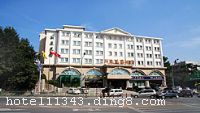 �Ͼ�˹�ǻ�԰�Ƶ꣬λ���Ͼ���̫ƽ�Ŷ���2�ţ���һ�����ͷ������������֡�������һ������Ǳ�׼�Ƶ꣬2010�꣬�Ƶ������������죬ȫ������Ϊ��Ʒ����Ƶꡣ�Ƶ����λ����Խ��ǰհ������������Ͻ�ɽ����ɽ��ˮ�����Ͼ���ɽ�羰����Ȼһ�壬�羰���ѡ��Ƶ�λ���Ͼ�̫ƽ����ͷ�ضΣ�����������������¥�����չ���ĳ�������ӣ��೤;��վ���Ͼ���վ����ʮ���ӣ����������½ֿڳ���ʮ���ӡ��Ƶ�ӵ�пͷ����ټ䣬�����Ŀͷ���ƣ��ḻ�ķ���ѡ�񣬺��������ʵ��л���ϡ�����¥��ͷ�ӵ��55ƽ���׿���ס�޿ռ䣬����Һ������Ļ���Ӻ͵��ԣ��������죬���ٿ����������磬��������Ʒ����ԡװ���������ػ��������豸����������������е�ס�����󡣶�¥�����������װ�޺������������ţ����ַ�ζ�ľ�����ʳ�������������롢��ͥ�ۻᡢϲ����ϯ������֮�����Ƶ�ӵ�����๦�ܻ��������������ٰ���ֻ��顢��ᡢ�����ᡢ������ѵ�Ĳ�ͬ�������Ƶ��豸������ÿ�λԲ����ɡ������������н�������KTV���䡢�����ҵȣ�һ����������ʩ�������ܵ������ʷ����ʾ��ռ䷱���������ڲ���֮��������������������ġ� 
������ʩ �в�����ʯ����������200�˵����룻˹��԰��������100�˵����룻��ʯ����������50�˵����룻�����߸�������صĺ������䣬�Ƶ��ϵΪ׼��ϵ�У��������ˡ����ˣ��Ͼ���ɫ�ˡ� 

�������� ������ ������ ����OK �������� SPA 

���ÿ� Visacard,ĵ����,���뿨,���ǿ�,����,̫ƽ��,���´￨,��ͨ��,������,JCBcard 

������ʩ ��ʯ����224ƽ���ף�����ʽ�ɽӴ�180�ˣ�˹��԰��164ƽ���ף�����ʽ�ɽӴ�130�ˣ���ʯ����62ƽ���ף� ����ʽ�ɽӴ�60�ˣ���������31ƽ���ף� ����ʽ�ɽӴ�18�ˡ�  

