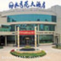 �Ͼ�ˮ��Է��Ƶ���һ�������Ρ����񡢻��顢���С��ȼ�Ϊһ������Ǽ���԰�Ƶ꣬�����ڽ������ü����������羰���˵İټҺ��ϣ�ǰ����ɽ���нֳ˳�ʮ�������ң��ܱ߻������ģ�����ȡ�����������վ�˳�ʮ����Ӽ�������������˳�30�������ң����н�ͨʮ�ֱ����������Ͼ�ˮ��Է��Ƶ�ӵ�и����׼�������ͷ�115���ף���ʩ��ȫ���������ʣ���������յ������Ǳ�·���ӡ�����ϵͳ�����ʡ����ڵ绰ֱ������������ȹ��ܡ�ӵ�д�С������5������ͬʱ����300���˵Ķ๦���������䱸�����Ƚ���������רҵ�����豸�����ٿ������͹��ʡ����ڻ�������볡�����Ƶ�������/�����������������600���λ���ṩ���ڻ���˵㼰���ˡ����ˡ�ͬʱ�������������ġ���Ʒ�̳�������������������ɣ�á���Ħ������OK������KTV���䡢�����ҡ�ƹ�����ҡ����򳡡������ȷ�����ʩ����ܰ���ʵ�ס�޻����������ܵ��ķ�������������齵������֮ͣ���������Ƶ꿪ҵ��2002��5�£�2011��11�¾ֲ�װ�ޣ�¥��4�㣬�ͷ�����115�䣨�ף���

������ʩ �������ṩ����ʽ������͡� 

�������� ����OK���������ҡ�ƹ�����ҡ������ҡ�ɣ�ð�Ħ 

���ÿ� Visacard,ĵ����,���뿨,���ǿ�,����,̫ƽ��,������,���´￨,��ͨ��,������,JCBcard 

������ʩ �����ң�������350�����ҡ� 
