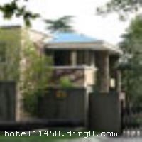 �Ͼ�������Է����ǰ������ƹ��ݣ�ʼ����1944�꣬��ź�Ϊ�������������ѵľ�����1992��Ľ�Ϊ���ݡ�ͥԺ�����ž���̨ͤ¥�����ӳ������ľ���涷�ޣ�Ժ������������ִ������໥���ڡ�����������Ȼ�����������Ľ�ͨ���ȿ�����ӼҶȼ����У����Ǹߵ�����������ѡ������

������ʩ ��������Ͻ���������������������������������������� 

�������� ��������Ӿ�����ơ�������롡����������̨��ɳ����ƹ���� 

���ÿ� ĵ����,���뿨,���ǿ�,����,̫ƽ�� 

������ʩ ����¥1�Ż᳡��������Լ110�ˣ�����¥2�Ż᳡��������Լ40�ˣ�����¥3�Ż᳡��������Լ20�ˣ�����¥�������������Լ120�ˣ�һ�Ż����ң�������Լ16�� 
