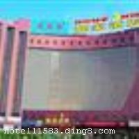 �Ϻ�ǿ���ùݳ�����1994�꣬��ǿ�����Ź�˾��������˾������ʮ���굱����������Ϊ����Ŭ�������ͻ����⣬���Ķ�����������飬2010������Ϊ��ӭ�������ᣬ�ù�����װ�ޣ���������������ֵ����˾������������һֱ�ߵ�ƽ�񻯵�·���Ե����ļ۸�ͳ��ĵķ���Ӯ�ù��ͻ������⡣�����ùݵش���������ҵ���ģ��Ͼ�·���н֣���������㳡��ԥ԰�Ų��ɴ������ͨ��·�ɵ��������������վ���ɻ���������λ����Խ����ͨ���
��ͨλ��
������ ����㳡 0.9 ���� ����930·����802������������·������·վ�³�������Լ210�ס��������⳵Լ14Ԫ�� �Ϻ����Ż�����һ�ź�վ¥�� 16.1 ���� ��������10���ߣ����Ż�վ���򣩣��ں���2�ź�վ¥վ�³������˵���2���ߣ��ֶ����ʻ������򣩣�������㳡վ�³���7�ſڳ���������Լ610�ס��������⳵Լ53Ԫ�� �Ϻ��ֶ����ʻ��� 46.9 ���� ��������2���ߣ����������򣩣�������㳡վ�³���7�ſڳ���������Լ610�ס��������⳵Լ164Ԫ�� ���� �Ϻ����Ż��������ź�վ¥�� 23.3 ���� ��������2���ߣ��ֶ����ʻ������򣩣�������㳡վ�³���7�ſڳ���������Լ610�ס��������⳵Լ79Ԫ�� �Ϻ�����վ 12.7 ���� ��������1���ߣ�����·���򣩣�������㳡վ�³���7�ſڳ���������Լ610�ס��������⳵Լ41Ԫ�� �Ϻ���վ 3.5 ���� ��������1���ߣ�ݷׯ���򣩣�������㳡վ�³���7�ſڳ���������Լ610�ס��������⳵Լ15Ԫ�� ��վ ���Ż�վ 22.6 ���� ��������2���ߣ��ֶ����ʻ������򣩣�������㳡վ�³���7�ſڳ���������Լ610�ס��������⳵Լ76Ԫ��
��ʩ�����
��������	������
�Ƶ��ر���ʾ
�����Ѱ����Ƶ����ѣ��������Ƶ��������á�˰�ռ����˶���Ҫ��ķ��á�
��ͨ���Ƶ����סʱ��Ϊ14��00�����ʱ��Ϊ����12��00������ǰ��ס���Ƴ���꣬�����������һ�����á�