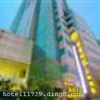 �Ͼ��������ҾƵ꣨�½ֿڵ꣩Ϊ�������Ͼ�����Ͷ�ŵĵ�һ����������Ʒ�ƾƵꡣ�Ƶ�λ���½ֿڹܼ���65���»������ڣ������½ֿڲ��м������ܱ������������ƣ��ڽ���¥�㳡��������羰����������԰����ͳ���˳�ʮ���Ӽ����������վ�˳�15���ӣ�����λ��ʮ����Խ����ͨ�����������Ͼ��������ҾƵ꣨�½ֿڵ꣩ӵ�пͷ�115�䣬װ�޷��ʱ�ж��ִ������ڻ�����ʩ�䱸���ơ�24Сʱ��ˮ���յ������Ե���һ��������з���ȫ�����Կ��������������������ܵ������ģ��������������ܵ��ҵ���ܰ����⡣���������۵���;�еõ����õ���Ϣ�����ŵ�ס�޻�������������ѡ����������֮���������Ƶ꿪ҵʱ��2011��8��6�գ�¥��49�㣬�ͷ�λ��11��-15�㣻�ͷ�����115�䣨�ף���
������ʩ �������ṩ����ʽ������ͣ�����ˣ���ʽ��ϵ�� 

�������� ��ɡ����  

���ÿ� Visacard,ĵ����,���뿨,���ǿ�,����,̫ƽ��,������,���´￨,��ͨ��,������,JCBcard 

������ʩ �����������ң�������30-40�����ң������������ң�������150�����ҡ�  
