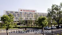 �Ͼ����꽭���Ƶ꣬λ���Ͼ�����ʱ���³ǣ���µ�ڹ��ʻ���30���ӳ��̣����Ͼ�����վ15���ӳ��̣��������Ρ���ͨ�����������ӵ3000Ķ���������������Ͼ����ʲ������ġ��������ġ��̲�԰���Ƶ������������ﻨ�㡢��ˮ��������Ȼ��Դ������������ױȡ�260�侫�¿ͷ������ɫ֮�У��ٴ��������Ʋ��׾���ӵ�����ƵĻ�����ʩ��������ȫ�Ļ����ҡ��๦�������ɳнӸ������͵�������鼰��ᡣƷζ�Խ��꾭���ϵ�ͽ�����ɫΪ������в������͡��Ƶ�ӵ�жධ���ϴ�ľ�ʽṹ������ƽʵ�����£���Ȼ�����ɡ����С����ӣ���ͥԺ����ˮƽ̨�����桢�������ϣ�����һ�ֱ�������������������������������������Ļع���Ȼ���Ƿ��񾲡��������ѵõ�һƬ����������������Ȼ�����ʡ���̬�����ɰɣ�
������ʩ �ٻ�Է�в���:��������100��ͬʱ���ͣ��Ի����Ϊ��������������:��������80��ͬʱ���ͣ�������Ϊ������������տ�԰:��������30��ͬʱ���ͣ����տ�����ʽΪ���� 

�������� ���򳡡�KTV�������ҡ�������Ӿ�ء�ƹ���� 

���ÿ� Visacard,ĵ����,���뿨,���ǿ�,����,̫ƽ��,������,���´￨,��ͨ��,������,JCBcard 

������ʩ 13�������ң�������10-500�˲��ȣ����ǿ��Ը��ݿ���Ҫ������ʽ���Ƶ�������ͶӰ�ǡ����졢��Ͳ���豸�� 
