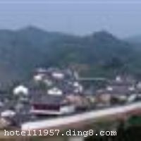 ���ݰ�����Ժλ�ڳ��ݱ㽭��������һ�����嵺�ϣ�ռ��5��ƽ�ף������������ǧƽ�ף���Ժ������԰��ʽ�Ĺŵ佨�����Ϊ��������ɽ���١�־����Զ���̲���ˬ����ԧ���������������Ʒ����������������¥������ɽ����֪��¥�������������Ÿ󡢴���ǧ��ݡ���Զ¥�����������á����볤ϼ�ӡ�����ɽ�����ɾն����á���ɳ�ް���¥���ܾӱ�Ժ��ɽ��¥����ɽ����ȣ���ï���㣬�����ػأ��̳���Ȫ����ƺ����������ľ�鲼԰�ڣ�ͤ��̨��¥��鿡���ɽ��֮��ӳ�ɻԡ� ������Ժ�ڼ��пɾ�ס�Ķ���Ժ�䣬԰�еĽ��������ӵ��ţ����ž��£�����ͼ�£���������԰�ֵ�С�����ţ����лʼ�԰�ֵ��������ɡ�������ȫ������ʽ�ߵ�ʵľ�Ҿߣ�Ҳ�й�150��ʹ�õĽ�ѧ�ã�30��ʹ�õĻ��������Լ�����20���Ĳ���¥�����⻹�й����͡�����Ļ��ȡ�̨ͤ�����ҡ�ϷԺ���������ʦ¥���в����������ͷ�����ʩ���ƣ��Ǳ������С��ȼٵ���������� �����Ƶ꿪ҵʱ��2010��5��18�գ���¥��3�㣬��¥1�㣬�ͷ�����73�䣨�ף�����ʩ�����
������ʩ	��ɳ����¥��λ�ڱ㽭���ϣ����Ա߳Է������ͱ㽭�����ķ羰��
���ÿ�	ĵ����,���뿨,���ǿ�,����,̫ƽ��
������ʩ	��Ȫ�󣺿�������150�˽�ѧ���䱸�ŵ�Ҿߣ� �̲���ˬ������������30�˵Ļ��飬�䱸�ŵ�Ҿߡ�
