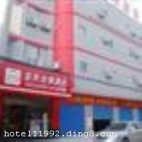 ���������Ƶ꣨��������ֵ꣩λ�ڳ��������������������ϲ࣬�ɲ����������е�һ��ҽԺ���ڽ�������԰�����»�վ��λ����Խ����ͨ�������Ƶ�ӵ�б�׼˫��������׼�󴲷�������˫����������󴲷��ȷ��ͣ��ͷ�װ�޼�Լʱ�У�����������ܰ������������Ұ�ĸо��������Ƶ꿪ҵʱ��2011��10��1�գ���¥��3�㣬��¥��3�㣬�ͷ�����53�䣨�ף��� ����ܰ��ʾ���˾Ƶ귿���ڲ��ṩ���һ����ϴ����Ʒ��
�Ƶ�λ��������������ֽ��㴦�����ڳ������������ģ�����ǰ�����»�վ����ͨ���������Ƶ��ܱ߽�ͨ���� - ���볣�¿��˱�վ2.6����������⳵Լ10���ӣ� - ���볣��������վ2.8����������⳵Լ10���ӣ� - ���볣�»�վ3����������⳵Լ10���ӣ� - ���볣���һ�Դ����20.3����������⳵Լ40���ӡ����Ƶ��ܱ���Ϣ���� - ���볣������������220�ף�����Լ3���ӣ� - ���볣���е�һ��ҽԺ600�ף�����Լ10���ӣ� - ���������԰1.9����������⳵Լ5���ӣ� - ���볣�²��н�3����������⳵Լ10���ӣ� - ������ԭ��԰3.2����������⳵Լ10���ӣ� - ������Ҷ�����ζȼ���5����������⳵Լ10-15���ӡ�

