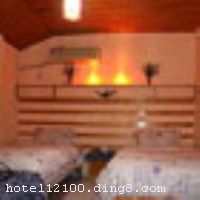 �������ӿ�ջλ�ڷ�˹ų��ڣ��ڽ�������λ�㳡���ġ�������ͷ�������ȣ���ͨ���Ｋ�䷽�㡣��ջ�����ִ���ŵ����ϣ��߱���˫��������װ�޷�񣬼�ʱ���ֲ�ʧ���š� ������ջ����Ѹ��ͻ��ṩ������ѯ��������Ʊ����Ʊ������Ʊ��������Ʊ�ȷ�������ÿ͵Ŀ�ջ�ϰ��ǵ��ص�ԭ������Ϊ�˴��ӣ�������������������ľ�֮ͣѡ�� ������ջ��ҵʱ��2010��5��1�գ�¥��3�㣬�ͷ�����9�䣨�ף��� �ر���ʾ�����Ѳ�����Ʊ���յ��ѣ�����Ҫ��Ʊ��������10����Ʊ˰��������ṩһ����ϴ����Ʒ�������յ������Ʒѡ���ʩ�����
������ʩ	��ջ¥������С�͹ݣ����ṩ�ص��ķ��С�ԡ�
