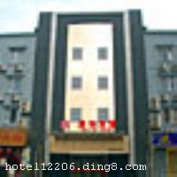 ����������λ���Ϻ�������·�ϣ���������բ�������������������紦�ĳ���·��ó�������ܱ��е���3��4���ߣ������1�������ң��� ���¹㳡������µ��Ϻ��������㡢��ҵ�֡�������Ҳ������ߣ�Ϊ���ĳ��м������ṩ�����������Ϻ���������ӵ�и���ͷ���24Сʱ�ṩ��ˮ���յ����������ġ�����Ʊ��Ԥ������ѿ�������������ϴ�·���������Ӧ��ʢ��������ͼ������ײ͵ȡ� 
��ͨλ��
���Ϻ����Ż���Լ��13.5��� ��941·������·����·վ���ϳ�����18վ�������Ż���վ���³���㲽��Լ5����30���ϳ����³�����Լ5���ӵ����յ㡣 ���Ϻ��ֶ����ʻ���Լ��42��� ��24·������·����·վ���ϳ�����14վ�������˶�·������վ���³���ͬվ����ת�������ߣ�������վ���ϳ�����4վ�����ֶ�����վ���³���㲽��Լ4�����ϳ����³�����Լ1���ӵ����յ㡣 ���Ϻ�����վԼ��14.2��� ����ƺ·վ���ϳ�����10վ�����Ϻ���վվ���³���㲽��Լ13�����ϳ����³�����Լ3���ӵ����յ㡣 ������㳡Լ��4.3��� ��112����ǣ���ʱվ���ϳ�����5վ��������㳡վ���³���㲽��Լ9����30���ϳ����³�����Լ3���ӵ����յ㡣 ���Ϻ���վԼ��2��� ��941·������·����·վ���ϳ�����2վ�����Ϻ���վ���³���㲽��Լ8�����ϳ����³�����Լ2����30�뵽���յ㡣 �����Լ��1.6��� �ӵ��������ߣ���ƺ·վ���ϳ�����1վ��������·վ���³���㲽��Լ13�����ϳ����³��󼴵����յ㡣 


��ʩ����������ʩ �в���  

���ÿ� ĵ����,���뿨,���ǿ�,����,̫ƽ�� 


�Ƶ��ر���ʾ
�����Ѱ����Ƶ����ѣ��������Ƶ��������á�˰�ռ����˶���Ҫ��ķ��á� 
��ͨ���Ƶ����סʱ��Ϊ14��00�����ʱ��Ϊ����12��00������ǰ��ס���Ƴ���꣬�����������һ�����á� 
