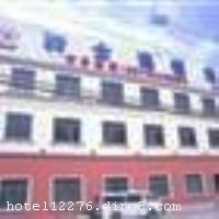 ��ʿ��ݺ��Ż�������һ�Ҿ���һ����ģ�����жȼ��;Ƶ꣬λ�ں��Ż����ƽ�ضΣ������Ϻ������߱��Ͻ֣����ں��Ż�����Ŧ���ܱ����̡��ߵ�������������ʩӦ�о��С��Ƶ�������ʱ�У��ִ���װ�η��ӵ�б�׼�䡢���˼䡢����󴲷���100��ȫ��װ�޸������ܰ�ͷ����Ƶ���ʩ���ƣ��������䱸�����յ����ṩ24Сʱ��ˮ��ԡ�����ߵ��ӣ�������߿������������ڳ�;�绰ֱ���ȸ������ͬʱ��ȫ��λ�����Ի����񣬾Ƶ����к���1�ź�վ¥��2�ź�վ¥����·�Ϻ�����վ����ѽ��ͳ���ʹÿλ�������鵽�������ĸо��������Ƶ꿪ҵʱ��2005��5�£��½�װ��ʱ��2010��5�£�¥��4�㣬�ͷ�����100�䣨�ף���
��ͨλ��
�Ƶ��ṩ���Ż���һ�Ŷ��ź�վ¥�ͺ��Ż�վ����ѽ��͡��Ƶ�λ�ڻ���ƽ��·��ո���·���㴦.�ڽ����Ż���������2���ߡ�10���ߣ����б�����λ����Խ����ǰ���Ƶ꡿�� - �������2���ߺ���2�ź�վ¥վԼ8����������⳵Լ10-15���ӣ� - �������10���ߺ���վԼ3.8����������⳵Լ10���ӣ� - �����Ϻ����Ż���Լ2.5����������⳵Լ5-10���ӣ� - �����Ϻ��ֶ�����Լ54.5����������⳵Լ60���ӣ����ɻ�����������2����������2�ź�վ¥վ�£����ɻ��������������������ź�վ¥���󻻳˳��⳵���Ƶꣻ - �����Ϻ���վԼ17.1����������⳵Լ25���ӣ������Ϻ���վ��������1����������㳡վ�����˵���2����������2�ź�վ¥վ�£� - �����Ϻ���վ15.5Լ����������⳵Լ20-25���ӣ������Ϻ���վ��������1����������㳡վ�����˵���2����������2�ź�վ¥վ�¡����Ƶ��ܱ���Ϣ���� - ���붫��߶��򡢺�����԰Լ600�ף�����Լ10���ӣ� - �����߱�����Լ4.1����������⳵Լ10���ӣ� - �����Ϻ���̲Լ15.2����������⳵Լ20-25���ӣ� - ������������԰��Լ15.9����������⳵Լ20-25���ӣ����������10����������·վ�����˵���4������³��·վ��������·վ�£� - ���붫������������ï����Լ17����������⳵Լ30-35���ӣ����������2������½����վ�¡�


��ʩ����������ʩ �޲��� 

�������� �����齫 

���ÿ� ĵ����,���뿨,���ǿ�,����,̫ƽ�� 


�Ƶ��ر���ʾ
�����Ѱ����Ƶ����ѣ��������Ƶ��������á�˰�ռ����˶���Ҫ��ķ��á� 
��ͨ���Ƶ����סʱ��Ϊ14��00�����ʱ��Ϊ����12��00������ǰ��ס���Ƴ���꣬�����������һ�����á�