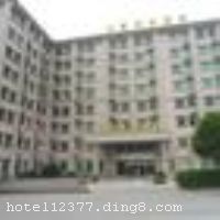 �Ϻ��ƽ�����Ƶ�λ���Ϻ���ʷ�Ļ�����ء����ɽ����ش�����·������·���紦�����¥�ڣ��ڽ��򺣸��٣��������С��Ƶ��ṩ24Сʱ��ˮ��ԡ�������յ�����ѿ�����������Լ�������䣬չ��һ�����ɾ�����ܰ����ס�޻����������õ�����ѡ�񡣡����Ƶ꿪ҵʱ��2008��12��20�գ�¥��9�㣬�ͷ�����116�䣨�ף���
��ͨλ��
�ش�����·������·���紦�������¥�ڣ��ڽ��򺣸��٣��������У���ͨ��������ǰ���Ƶ꡿�� - �������9�����ɽ��³�վ8.6����������⳵Լ20���ӣ� - �����ɽ�����վ7.3����������⳵Լ20���ӣ� - �����ɽ���վ9.2����������⳵Լ25���ӣ� - �����Ϻ���;����������վ37.2����������⳵Լ45-50���ӣ� - �����Ϻ���վ37.2����������⳵Լ45-50���ӣ� - �����Ϻ����Ż���26.2����������⳵Լ35���ӣ� - �����Ϻ��ֶ����ʻ���60.2����������⳵Լ1Сʱ�����ɻ�����������2���������ʹ������9�������ɽ��³��£����˳��⳵Լ20���ӿɴ�Ƶꡣ���Ƶ��ܱ���Ϣ���� - ���������У�����Լ5���ӣ� - �����Ϻ�Ӱ����԰3.6����������⳵Լ10���ӣ� - �����ɽ�����7.5����������⳵Լ20���ӣ� - �����ɽ���ѧ��9.8����������⳵Լ25-30���ӣ� - ������ɽ�������ζȼ���17.5����������⳵Լ35���ӣ� - �����Ϻ�����㳡34.4����������⳵Լ45���ӡ�


��ʩ����������ʩ �� 

���ÿ� ĵ����,���뿨,���ǿ�,����,̫ƽ��,������ 

������ʩ �� 

�Ƶ��ر���ʾ
�����Ѱ����Ƶ����ѣ��������Ƶ��������á�˰�ռ����˶���Ҫ��ķ��á� 
��ͨ���Ƶ����סʱ��Ϊ14��00�����ʱ��Ϊ����12��00������ǰ��ס���Ƴ���꣬�����������һ�����á�