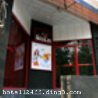 ����ɫ�������Ƶ꣨��չ�꣩��colour inn-�족��һ����ɫ��Ϊ����������Ƶ꣬�Ժ�ɫΪ����ɫ������������֣��ư�ʽ���õ���ƣ����˸о��·��߽���һ��λ�ں󺣵ľưɡ��ڴ��õ�����࣬��һ��������ɵ�С���䣬�˿Ϳ����ڴ��Ķ����ȿ��ȡ����������մ���Բ����������7�ֲ�ͬ���Ŀͷ���������ɫʱ�е�����Ԫ�ء��ͷ��е�һЩϸ�ڲ���Ҳ������͸��ܵ����Ե���Ϣ�����ܻ�����ʩ����Ʒʱ��������ߡ�������ƵļҾ��Լ�������DVD�������Ƶ꿪ҵʱ��2008��8�£�¥��2�㣬�ͷ�����53�䣨�ף��� ����ܰ��ʾ���� 1���˾Ƶ겻��ˢ���� 2���Ƶ�涨������סʱ��Ϊ����12��00����סʱ�����Ч����֤������ʻ֤���⣩ 3���Ƶ겻�Ӵ���� 
