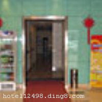 ����֮���Ϻ��𳵵����������������Ϻ���վ���Ϻ�����վ���ڣ�һ�������ң�����ͨ����,�ܱ��е���һ���ߡ������ߡ������ߡ��ĺ��ߡ���վ����ȫ�µľ������ù�,���е��˼䡢˫�˴󴲷�����׼�������׼����53�䡣�ͷ���ࡢ���ʡ��յ�����ԡ�����ӵ���ʩ��ȫ,����ͣ����.����̨�ṩ��Ʊ�����桢��ӡ����ӡ����ض����ȷ����ṩ�����ͺ��������,Ϊ������ʿ�ṩ�������齻�����

��ͨλ��
�������ģ������10 ���վ�������1 ����Ż����������15 ��չ�����ģ������7 �೤;����վ�������1


��ʩ��������ÿ� Visacard,ĵ����,���뿨,���ǿ�,����,̫ƽ��,������,���´￨,��ͨ��,������,JCBcard 


�Ƶ��ر���ʾ
�����Ѱ����Ƶ����ѣ��������Ƶ��������á�˰�ռ����˶���Ҫ��ķ��á� 
��ͨ���Ƶ����סʱ��Ϊ14��00�����ʱ��Ϊ����12��00������ǰ��ס���Ƴ���꣬�����������һ������