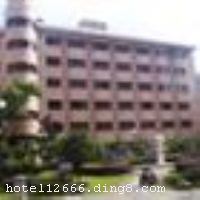 ������Ǳ���ǰ��Ϊ�������������Ӵ��Ƶ�λ�ں���������λ�ã��ڽ������㳡�������㳡�����������ݣ�����λ����Խ�����ݽӴ���Ҫ������������Ӵ�Ϊ����Ӫҵ����Ӵ����ڶ൳�͹����쵼�ˡ���������ӵ�и���ͷ������а����߼��ͷ��������ͷ�������ͷ��������㲻ͬ���͵�����ͬʱ�������䱸��С���ȵĻ����Һ���������Ǻ�������������������ݡ��������ݿ�ҵʱ��2002��1��3�գ�2009��10��30�վֲ�װ�ޣ���¥��16�㣬��¥6�㣬�ͷ�����296�䣨�ף���
��ʩ����������ʩ �в��� 

�������� ɣ�ð�Ħ������OK�� 

���ÿ� Visacard,ĵ����,���뿨,���ǿ�,����,̫ƽ��,������,���´￨,��ͨ��,������,JCBcard 

������ʩ �������������200�ˣ�������ң�������300�ˣ��๦�ܻ����ң�������80�ˡ� 
