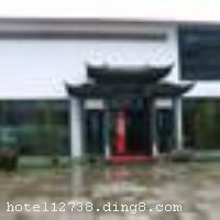 ���������ǿ�ݾƵ�λ�ں�����ӣ����񳲳��̽�Լ20���ӣ�ݰ�ٰ˴�����٣���ͨ���㣬�Ա�������������ë�ĳ��͸ߵ�������С�����������������ϵ���ҵ�����йش幤ҵ԰������������ѧ��������15���Ӿ��Ǳ�����У��������ũ���ִ��˴󣬿�������ߡ��Ƶ��䱸������ԡ��24Сʱ��ˮ�����������ǵ��ӣ����ѷ������������ֽ������𶦻��������Ƶ꣬������ţ���ζ�����ɫ��ȫ���ʺ�������к�����������Ƶ���һ�����Ͳ���������С�ͻ����ң�һ�����ͻ����ң����԰��Ž��������ҵ���ѵ����������Ƿ��񡣡����Ƶ꿪ҵʱ��2010��7��18�գ�¥��2�㣬�ͷ�����80�䣨�ף���
��ʩ����������ʩ ������λ��1¥��������150�����ҡ� 

�������� �����齫 

���ÿ� ĵ����,���뿨,���ǿ�,����,̫ƽ�� 

������ʩ С�����ң�����ʽ������Լ30�ˣ����ͻ����ң�������������ʽ������Լ100�ˡ� 

