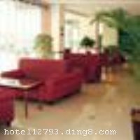 ��ͥ��ݾƵ꣨�Ϻ�����꣩���Ϻ����ļҺ�ͥƷ�ƾƵꡣ����λ����Խ���������ų��ڼӹ������Ͻ��Ž��߿Ƽ�԰��������½����CBD�����ӱ��ƹ�����������������ߵ������������Ĵָ�㳡���׳����������·�������ߣ���ͨ��Ϊ�������ڽ�����6���߱���·վ�������Ƶ�ӵ�����񷿡�˫�������󴲷����־����ȡ������䱸�칫���Ρ����ǵ��ӡ����ʹ��ڳ�;�绰�����ٿ��������߷ֱ����ڰ칫���ʹ�ͷ���ԡ�������ɫ������Ϊ���ȴ����֡�ʽ�Ļ����豸��һ¥���õ��������Ϊס������ṩ��͡���Ϣ�ı������Ƶ�ӵ�д�С�����ҿɹ������������Ǣ̸�������Ƶ꿪ҵʱ��2006��7��8�գ�2009��11�¾ֲ�װ�ޣ�¥��5�㣬�ͷ�����234�䣨�ף���
��ͨλ��
�Ƶ�λ����Խ���������͹�԰���¹��ʲ������ģ�����Լ15���ӿɴ����6���߱���·վ����ͨ������ - �������͹�԰1.2�������Լ20���ӣ� - �����Ϻ��¹��ʲ�������3����������⳵Լ10���ӣ� - �����Ϻ������������7����������⳵Լ15-20���ӣ� - ��������㳡10.5����������⳵Լ25���ӣ� - �����Ϻ�������18����������⳵Լ30���ӣ� - �����Ϻ�����չ����19����������⳵Լ30���ӣ� - �����Ϻ��ֶ����ʻ���36.5����������⳵Լ50���ӣ� - �����Ϻ����Ź��ʻ���24����������⳵Լ35���ӣ� - �����Ϻ���վ21����������⳵Լ35���ӣ� - �����Ϻ���վ18.2����������⳵Լ30���ӡ�


��ʩ����������ʩ ������λ��2¥��������70�ˡ� 

���ÿ� Visacard,ĵ����,���뿨,���ǿ�,����,̫ƽ��,������,���´￨,��ͨ��,������,JCBcard 

������ʩ �����ң�������60�ˡ� 

�Ƶ��ر���ʾ
�����Ѱ����Ƶ����ѣ��������Ƶ��������á�˰�ռ����˶���Ҫ��ķ��á� 
��ͨ���Ƶ����סʱ��Ϊ14��00�����ʱ��Ϊ����12��00������ǰ��ס���Ƴ���꣬�����������һ�����á� 
