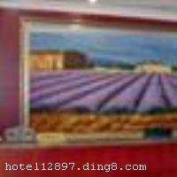 ��ͥ��ݣ��Ϻ�բ����԰�꣩�Ǻ�ͥ�Ƶ꼯������Ʒ�ƣ����ִ�.����.��ֵ���ص����쾭���;Ƶ�ĵ䷶�������������е���ѡ���Ƶ�λ��λ���崨��·840�ţ�����������·������ͨ�ǳ�����������һ�����ӳ�·վ�����3����4�����Ϻ���վվ�¡��ͷ���ѡ�����ʴ��棬���ʵĴ�����Ʒ������ҽ�Ʊ�����������ÿ��ͷ���ӵ����ѵ� ���ٿ������������ʵ���ԡ�豸�������İ칫���κ;��ʶ��������ǵ��ӡ��Ƶ껹ר�������ִ�������������ṩ�����������������ѿ��Ⱥ�裬����鿯�Ķ���������ŨŨ�Ĳ���.������ƷζŨŨ�ĺ�ͥ�Ļ���

��ͨλ��
���ֶ�������50�������Ż�����22��� ���Ϻ���վ��3������Ϻ���վ��վ��18������Ϻ���;����վ��2.3����


��ʩ��������ÿ� ĵ����,���뿨,���ǿ�,���� 


�Ƶ��ر���ʾ
�����Ѱ����Ƶ����ѣ��������Ƶ��������á�˰�ռ����˶���Ҫ��ķ��á� 
��ͨ���Ƶ����סʱ��Ϊ14��00�����ʱ��Ϊ����12��00������ǰ��ס���Ƴ���꣬�����������һ�����á�