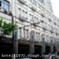 Ī̩168���Ϻ���ɽ�꣩�ش�����̲���������Ϻ��к����������·���������ڣ�����·���ɽ·�����࣬�ڽ�����Զ����ͷ�����˽�������ȥ��½�������ó������ͨ�����������Ƶ�ӵ�ж��ּ�λ����ɫ�ͷ���������׼��B���󴲷�����ͥ���ȹ�����ѡ�񣬷����䱸�������������ʡ�����ֱ���绰��VOD��Ƶ�㲥ϵͳ�����ߵ��ӣ�ͬʱ�������л����ҡ�����λ�������в͡����͡��ưɡ����ȡ�����Ϊһ��ġ�����С������Ũ�����Ϻ������ġ����ָ󡱾ƼҲ�����ɫ����Ʒ�������Ϻ�����˵㣬����Ũ����̫�������װ�Σ�ʹ�Ƶ�������������������Ƶ꿪ҵʱ��2004��9��11�գ�¥��4�㣬�ͷ�����240�䣨�ף���
��ͨλ��
�Ƶ�ش�����̲������������5���ӿ�������4���ߴ���·վ�����н�ͨ������ - ����ɽ��԰����Լ5���ӣ� - ���붫������Լ5.5����������⳵Լ15-20���ӣ� - ��������㳡Լ7����������⳵Լ15-20���ӣ� - �����Ϻ����Ż���Լ21����������⳵Լ40���ӣ� - �����Ϻ��ֶ�����Լ40����������⳵Լ60���ӣ� - �����Ϻ���վԼ7.5����������⳵Լ15���ӡ�


��ʩ����������ʩ ����С�������в͡����͡��ưɡ����ȡ�����Ϊһ�壬Ũ�����Ϻ������ġ����ָ󡱾ƼҲ�����ɫ�� 

���ÿ� Visacard,ĵ����,���뿨,���ǿ�,����,̫ƽ��,������,���´￨,��ͨ��,������,JCBcard 

������ʩ ����2�������ң�������25-50�ˡ� 

�Ƶ��ر���ʾ
�����Ѱ����Ƶ����ѣ��������Ƶ��������á�˰�ռ����˶���Ҫ��ķ��á� 
��ͨ���Ƶ����סʱ��Ϊ14��00�����ʱ��Ϊ����12��00������ǰ��ס���Ƴ���꣬�����������һ�����á�