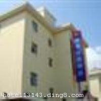 ��ͥ����Ϻ��º��ŵ������ڡ���óһ���֡�����·�ϣ�����λ����Խ����������������������ڹ���չ���ģ��������ſ�����������������ó�ǣ��ܱ߽�ͨ���˳������ͨ�������٣������л��ߣ����ﻦ�����٣������⻷����ͨ�����Ƶ긽�����Ͳ����������������Ƽ������������н�ɽ����̩����ᡢ������Ȫ����������������֮���������ĵȡ� ������Ŧ�Ǽ�������·���Ǽʺͳ��й����ͨ���������������⳵�����ո۽����νӵĹ���һ�����ִ��������ۺϽ�ͨ��Ŧ����ͥ��ݾƵ��Ϻ��º��ŵ����Ż�վ10.2�������ŷɻ���7�����ͨ�ǳ���ݣ������������ε���ѡ��
��ͨλ��
�Ƶ������ڡ���óһ���֡�����·�ϣ������������˴����������������Ϻ�����԰������ʮ����ӿɴ���Ż�������ͨ���˳���� - ���׳������������Ĳ���Լ5���ӣ� - �����Ϻ�����԰2.5����������⳵Լ10���ӣ� - �����Ϻ����Ź��ʻ���5����������⳵Լ15-20���ӣ� - �����Ϻ�������6����������⳵Լ15-20���ӣ� - �����Ϻ�����չ����6����������⳵Լ15-20���ӣ� - ��������԰����������11����������⳵Լ20-25���ӣ� - ������̲14����������⳵Լ25���ӣ� - �����Ϻ������������15.5����������⳵Լ30���ӣ� - �����Ϻ��ֶ����ʻ���53����������⳵Լ60���ӣ� - �����Ϻ���վ15.5����������⳵Լ30���ӣ� - �����Ϻ���վ7.5����������⳵Լ20���ӡ� -���Ϻ���վ�������3��������ɽ��԰�³�������776���������������³�������5���ӵ��� -���Ϻ�����վ�������3��������·ת��9�����������������������804���������³�������3���ӵ��ꡣ -���Ϻ����Ÿ���վ�ӹŻ��ߣ������վ���ϳ���4վ����½����վ���³�,ͬվ����776��������·����·վ���³�������15���ӵ��ꡣ -���Ϻ����Ż���2�ź�վ������941·��������Ŧ����ͨ����վ���ϳ���5վ��������·��÷·վ���³�,ͬվ����ת809·������·��÷·վ���ϳ���2վ���������³�������3���ӵ��ꡣ -���ֶ����ʻ����ӻ������ߣ��ֶ����ʻ���վ���ϳ���1վ�����Ϻ���վ���³�,����Լ1���ӵ����˵�867���ǹ��վ���³�������5���ӵ��ꡣ����������͵����Ż����ٴ�ĵ����ꡣ


��ʩ����������ʩ ����λ��1¥��������60�����ҡ� 

�������� ��ԡ�������ң������ھƵ������ 

���ÿ� Visacard,ĵ����,���뿨,���ǿ�,����,̫ƽ��,���´￨,��ͨ��,������,JCBcard 

������ʩ ������ң�λ��4¥��������Լ100�ˣ��л����ң�λ��1¥��������Լ40�ˣ�С�����ң�λ��4¥��������Լ10�ˡ� 

�Ƶ��ر���ʾ
�����Ѱ����Ƶ����ѣ��������Ƶ��������á�˰�ռ����˶���Ҫ��ķ��á� 
��ͨ���Ƶ����סʱ��Ϊ14��00�����ʱ��Ϊ����12��00������ǰ��ס���Ƴ���꣬�����������һ�����á�