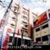 Ī̩168���Ϻ�����·����չ���ĵ꣩λ�ڹ���չ���Ķ��棬����λ����Խ����ͨ��ݡ��������ͨһ���ߣ���ֱ���վ���·վ���в���ʮ���ӣ�����Լ10���ӿɴ���һ���ҵ���������΢���ӿ������������Ƶ�ӵ�ж��ַ��͵Ŀͷ���������62����ɫ��ʽ�����ͷ������������߿�������������/����ֱ���绰�����ߵ��ӽ�Ŀ50���ס����в͡����͡��ưɡ����ȡ�������Ϊһ�������С�����ں��˶����������Ļ������в���������������˿ͷ��㡢��ݡ���ζ����ʳ���󡣵��ڴ���ͣ���������������� �����Ƶ�2004��2�¿�ҵ���½�װ��ʱ��2008��9�£�¥��6�㣬�ͷ�����230�䣨�ף���
��ͨλ��
�Ƶ�ش�����չ���Ķ��棬����һ���ҵ����Լ10�ӳ��̣����е�����һ�����·վ��10���ӣ�λ����Խ�� - ��������ʻ�չ����0.6�������Լ10���ӣ� - �����Ϻ���վ�������������2.5����������⳵Լ10���ӣ� - ��������㳡11.5����������⳵Լ25���ӣ� - �����Ϻ����Ź��ʻ���11����������⳵Լ25���ӣ� - �����Ϻ��ֶ����ʻ���45����������⳵Լ55���ӣ� - �����Ϻ�վ���Ϻ���;����������վ15����������⳵Լ30�ӡ�


��ʩ����������ʩ ����С��������λ�ڴ���һ¥�����ṩ�硢�С����͡� 

���ÿ� Visacard,ĵ����,���뿨,���ǿ�,����,̫ƽ��,���´￨,��ͨ��,������,JCBcard 


�Ƶ��ر���ʾ
�����Ѱ����Ƶ����ѣ��������Ƶ��������á�˰�ռ����˶���Ҫ��ķ��á� 
��ͨ���Ƶ����סʱ��Ϊ14��00�����ʱ��Ϊ����12��00������ǰ��ס���Ƴ���꣬�����������һ�����á�