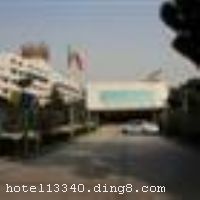 �Ϻ��������ʽ�������Ϊ�����ͱ��ݣ�λ�ڻ����ľ��Ĺ���·�ϣ�����������ҵ�����Ϻ�����չ���ģ�ȥ���Ϻ�ֲ��԰���Ϻ�����վ����ͨ���㡣�����Ƶ�ӵ�е��˼�B�����˼�A��B�ͱ�䡢A�ͱ��ȶ��ַ��͹�����ѡ��ͬʱ�����в���������600����λ���๦���������400ƽ���ף�Ϊ���͵��òͼ������ṩ�˱��������ṩKTV�����������ҡ������ҽ������һ���ƣ�͡������Ƶ꿪ҵʱ��1998�꣬2003������װ�ޣ��ͷ�����166�䣨�ף���
��ͨλ��
�Ƶ�ش��Ϻ�ʦ����ѧ�ԣ��ڽ��Ϻ�����չ���ģ����н�ͨ������ - ���Ϻ�ʦ����ѧ����Լ5-10���ӣ� - �������չ����Լ2����������⳵Լ5���ӣ� - �����Ϻ�ֲ��԰Լ4����������⳵Լ10-15���ӣ� - �����Ϻ�����վԼ2.5����������⳵Լ5-10���ӣ� - �����Ϻ���վԼ16����������⳵Լ25-30���ӣ� - �����Ϻ����Ż���Լ11����������⳵Լ25���ӣ� - �����Ϻ��ֶ�����Լ51����������⳵Լ55-60���ӡ�


��ʩ����������ʩ �в���������600����λ�� 

�������� ����OK���������ҡ������ҡ���ԡ 

���ÿ� Visacard,ĵ����,���뿨,���ǿ�,����,̫ƽ��,������,���´￨,��ͨ��,������,JCBcard 

������ʩ �����ң�������Լ150�ˡ� 

�Ƶ��ر���ʾ
�����Ѱ����Ƶ����ѣ��������Ƶ��������á�˰�ռ����˶���Ҫ��ķ��á� 
��ͨ���Ƶ����סʱ��Ϊ14��00�����ʱ��Ϊ����12��00������ǰ��ס���Ƴ���꣬�����������һ�����á� 
TOP