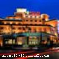 �Ϻ��ںӴ�Ƶ�λ������������·182�ţ������ڽ���ʡŵ�Ƿ��۾Ƶ�����������ι�˾���Ϻ���Ӫ������һ�Ҿ���������Ƶꡣ�Ƶ��������Ϻ��ڻ��������࣬���ڳ�����̬������������������ɽ��·��죬�Ͽ����繫԰������λ����Խ����ͨ��ݡ��Ƶ����ΰ11000ƽ���ף��ͷ�ӵ���ݳ޵ķں���ɫ��԰�׷������������׷������������׷��ȡ����з�����������յ����������´�����С���䡢���ǵ��ӡ�����������VOD���ӵȡ�
��ͨλ��
�Ƶ�λ���Ϻ��ڻ��������࣬������ɽ��·��죬�Ͽ����繫԰������λ����Խ����ͨ��ݡ� - ��������̳�500�ף�����Լ5���ӣ� - ���뻪��ʦ����ѧ750�ף�����Լ10���ӣ� - ���볤�繫԰1.7����������⳵Լ5���ӣ� - ���볤����̬������2����������⳵Լ5���ӣ� - ��������԰��������14����������⳵25���ӣ� - ��������㳡11����������⳵Լ20���ӣ� - �����Ϻ���վ7����������⳵Լ15���ӣ� - �����Ϻ���վ12����������⳵Լ25���ӣ� - �����Ϻ����Ź��ʻ���12����������⳵Լ25���ӣ� - �����Ϻ��ֶ����ʻ���56����������⳵Լ1.2Сʱ��


��ʩ����������ʩ �����������Ա����ϵΪ��������Ϊ���� 

�������� �����齫����Ħ 

���ÿ� Visacard,ĵ����,���뿨,���ǿ�,����,̫ƽ��,������,���´￨,��ͨ��,������,JCBcard 

������ʩ �๦�ܻ����ң����260ƽ���ף�����ʽ������150�ˣ�����2�������ң�������40-50�ˡ� 

�Ƶ��ر���ʾ
�����Ѱ����Ƶ����ѣ��������Ƶ��������á�˰�ռ����˶���Ҫ��ķ��á� 
��ͨ���Ƶ����סʱ��Ϊ14��00�����ʱ��Ϊ����12��00������ǰ��ס���Ƴ���꣬�����������һ�����á�
