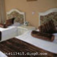 �Ϻ���ܰ������������������Ϻ������˵��Ҹ�����������ܵ����Ϻ�����ס����Ū�������ܰ�� ������������ﻨ�㡢��԰����ʽ���󷿵��ľ����Ƶ�λ�ں�������ŵĳ���·�ϣ����Ϻ������Ĵ���·��ҵ�֡�����·�����Ļ��ֲ�����ף�����������ߡ��ĺ��ߡ�ʮ����վ��Լ200�ף�����4����ֱ������԰��3����ֱͨ�Ϻ���վ���Ϻ���վ��վ��10����ֱ����Ż������˳�����̲���������顢��ԥ԰����������������վ����վ���Ͼ�·���н֡��Ϻ�������������㳡��½���졢����·��³Ѹ��԰��������򳡡����μ�ɢ���ġ�������ѧ��ͬ�ô�ѧ��ʮ�����ڵĳ��̡��Լݳ����Ͻ��Ӱ��߼ܣ������ϱ��߼ܣ���ͨ�ڻ��߼ܣ���ͨ��ݣ�������з��㡣��ܰ����ӵ�к�����䡢������ɫ��䡢��ͥ�׷��������󴲷���װ�޺������£���ܰ���ʡ�ÿ�䷿�����п�������������������ݲ����Ծ�Ʒ˽���ˡ����ˡ����ʣ����ࣩΪ�������С��ߵ�������͵���ѳ��������ǽ�ʼ���ԡ��淶���������ŷ��񡢱������ϡ�׷��׿Խ�ľ��񣬻���Ŭ��Ϊ��Ӫ��������������ء��Ϻ���ܰ�������Ĺ��٣� 

��ͨλ��
���ֶ�����԰Լ��12��� �˳��⳵Լ20���ӿɵ���Ƶꣻ��˵���4����������·վ�£���3�ſ���ƽ·վ�ڳ����غ���·������������·��ת�䣬����3-5���ӵ��Ƶꡣ ������㳡Լ��3��� �˳��⳵�𲽼ۣ�Լ10�����ڿɵ���Ƶꡣ ���Ͼ���·վ��10�ŵ����ߣ�������·վ����3�ſ���ƽ·��վ�ڣ��غ���·������Լ200�ף�������·��ת��60�׼��ɡ� ����3-5���ӵ��Ƶꡣ ���Ϻ���վԼ��5��� �˳��⳵Լ10�����ڿɵ���Ƶꣻ ��˵���3������������·վ�£����ں��ߺ���·�򶫣���������·��ת����ǰ60�ף�����Լ5-8���ӿɵ��Ƶꡣ ��˵���4����������·վ�¡� ���վ��վԼ��20��� �˳��⳵Լ20���ӿɵ��Ƶꣻ��˵���3������������·�¡� ���Ϻ����Ż���Լ��20��� �˳��⳵Լ25���ӿɵ���Ƶꣻ ��˵���2��������ɽ��԰վ�£��ٻ��˵���4����������·վ�¡� ���Ϻ��ֶ�����Լ��40��� �˳��⳵Լ40���ӿɵ��Ƶꣻ��˵���2���������ʹ��վ�£��ٻ��˵���4����������·վ�¡� ���Ϻ���;����վԼ��6��� �˳��⳵Լ15���ӿɵ��Ƶꡣ��˵���3������������·վ�¡� ��˵���4����������·վ�¡� ���������������������Ƶ꣩����ר��23·������������԰3����ڣ����Ĵ���·�����վ��848��939��167��854��21������ƽ·����·վ��147��61��14��848��307��123��910��55 ��100�� �Ĵ���·���Ĵ���·��ҵ��Լ��100�� �Ϻ������֣��Ĵ���·��ҵ�֡��Ͼ�·��ҵ�֡�����·��ҵ�� 


��ʩ����������ʩ �в�����λ��һ¥����Ӫ�Ϻ����׸���ɫ���ʡ� 

�������� �����齫�� 

���ÿ� ĵ����,���뿨,���ǿ�,����,̫ƽ�� 


�Ƶ��ر���ʾ
�����Ѱ����Ƶ����ѣ��������Ƶ��������á�˰�ռ����˶���Ҫ��ķ��á� 
��ͨ���Ƶ����סʱ��Ϊ14��00�����ʱ��Ϊ����12��00������ǰ��ס���Ƴ���꣬�����������һ������