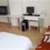 �人����֮�Ǳ���λ�����������·���ڽ��ƺ�¥��������������ݣ�����λ����Խ����ͨ����������ӵ�и���ͷ������а����󴲷�����׼�䡢���Է��ȣ��Ǳ����������ε���������� �������ݿ�ҵʱ��2007��9��18�գ���¥��8�㣬��¥1�㣬�ͷ�����73�䣨�ף�����ʩ�����
��������	ɣ�ð�Ħ��������Ӿ�ء������齫
���ÿ�	ĵ����,���뿨,���ǿ�,����,̫ƽ��
������ʩ	�����ң�������35�����ң�Բ��ʽ�����ҡ�
�Ƶ��ر���ʾ
�����Ѱ����Ƶ����ѣ��������Ƶ��������á�˰�ռ����˶���Ҫ��ķ��á�
��ͨ���Ƶ����סʱ��Ϊ14��00�����ʱ��Ϊ����12��00������ǰ��ס���Ƴ���꣬�����������һ�����á�