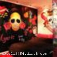 ������������Ƶ�־�µ꣨ԭ˹������ܽ����Ƶ�־�µ꣩�Ǽ��Ļ�������ʱ�С�������Ԫ��Ϊһ�������Ƶꡣλ�ڱ����к�����־�¶�·���ڽ������Ƽ���ѧ���ܱ��������Ļ���ѧ��������ѧ���廪��ѧ�Ȱ˴�ѧ����������ϢŨ�񡣾Ƶ���йش塢�ϵؿ����������˴塢���˴塢�񳲡�ˮ����Լ10���ӳ��̣�λ����Խ����ͨ�������Ƶ귿�����п������ߡ�������ӡ���ů�յ����绰�����ߵ��ӵȣ��������ʣ�������������������ʿ��������֮���������Ƶ꿪ҵʱ��2010��12��1�գ�¥��2�㣬�ͷ�����37�䣨�ף��� ����ܰ��ʾ���Ƶ겻�ܽӴ������
��ʩ��������ÿ� Visacard,ĵ����,���뿨,���ǿ�,����,̫ƽ��,������,���´￨,��ͨ��,������,JCBcard 


