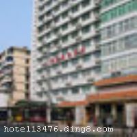 �人�µ�����Ƶ꣨�������꣩��һ�ҹ������ܻ�����Ƶ꣬�Ƶ������������Ƴ���ľ����;Ƶ�Ĺ���ģʽ�ͱ�׼��ƣ�Ϊ�����ṩ���ʡ��ྻ����ݡ����á����Ķ��ߵľ�ס����������Ϊ�人�����Ǿ����������Ƶꡣ �����Ƶ�ӵ�и���ͷ������а���������������ܰ���ʵ�˫�������Բ�������ʱ��ǰ���Ĵ󴲷������߽��ĵ�������Է��ȡ��������ṩ24Сʱ��ˮ��ԡ��24Сʱ��ů�յ������ǵ��ӡ����ڹ���ֱ���绰�ȣ�������ʩ��ȫ���Ǳ������Ρ����С�������е�����ѡ�� �����Ƶ꿪ҵʱ��2006��3�£�λ�ڴ�¥4-7�㣬�ͷ�����78�䣨����ʩ�����
������ʩ	�޲���
��������	�����齫
���ÿ�	ĵ����,���뿨,���ǿ�,����,̫ƽ��,������
������ʩ	�޻�����
�Ƶ��ر���ʾ
�����Ѱ����Ƶ����ѣ��������Ƶ��������á�˰�ռ����˶���Ҫ��ķ��á�
��ͨ���Ƶ����סʱ��Ϊ14��00�����ʱ��Ϊ����12��00������ǰ��ס���Ƴ���꣬�����������һ�����á�