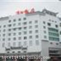 �����彭�����Ǻ������ܵز��������µ��иߵ��������η��ꡣ����λ���人��������л�·˾�ſڷ�����ó������������ʡίʡ����������ǧ����ʤ�ƺ�¥�����н���ʮ���ӣ����������ﳤ����һ�ţ�����ë��ͬ־���������ũ���˶���ϰ����ַ��ë��ͬ־�ɾӣ���һǽ֮������������ӵ���˵ĵ���λ�ã������ɫ���������ڷ��꣬�������ǵ���ɫС�Խ֡����������һ��֮�������������ӣ�������50�׼��ɽ�������������ҵ�֡���˾�ſڡ� �����彭������1998�꿪ҵ��2011��9�����ȫ��װ�ޣ����ɹ���ȡ����ۡ����ڵȵ��Ƚ���������ʩ�����գ����������˽�������彭���ꡣ�����彭�����ܽ��������һ���ǧƽ���ף�����ӵ��ŵĴ�ͳ���彨������ľ߰ͳ��Ļ����ϣ�չ�ֳ���Զ���˵Ķ������������Ŀǰӵ�пͷ�98�䣬����������ʡ���Ƶ��ţ�ȫ�����������Ѹ��ٿ��������ӿڡ��ٽ����������人����Զ��Ρ����ΰ���人�������źͳ��н�̲��ɫ���������Ĺ�ɽ������ңң������ ��������ӵ�п��������������ʵĸ�ɫ�ͷ�98�ף����а�����׼˫�˷�����׼�󴲷����߼�˫�˷��������׷��������׷��������׷��ȡ���������ʩ�豸��ȫ��ÿһϸ�ھ�����˼�����еĸ߼�����¥�㣬Ϊ��Ϊ�����������������ɫ���Ի��ķ��񣬲�Ϊ���ṩ24Сʱ�������ܼҷ����������֮������ �������к������ŵĶ������������ûʵĻƺ�������䲻ͬ���ĺ��������ң�������Ϊ������׼����Ҫ����ᡢ���顢�ƻᣬ���ǳﻮ�������罻����彭����ӵ�е�һӦ��ȫ�ĸ߿Ƽ�������ʩ�豸�����������ķ��񣬱�ʹ���Ļ��鼰������Բ�����ʹ����������ʱ����ʮ�㣬���µ��ģ� ���彭��¥������ĺ����£�һ¥���������������������ʽ�����Ӫ������ʽ�Ļ���ζ�ͻ��������ͬʱ�������ִ����ַ����Դ�����ʹ�����ռ�����Ļ��ں��־����ִ��С� �����������ַ�Ϊ������ɢ�������������а�����Ϊ������������ͨ������С����������������4���1����ɫ��������ͨ������3�䣬С������5�䡣������������ת�ĸ������֣�Ʒ�����Ĺ��ҵ����ƺͳ�Ʒ�����ļ��ȣ������ȹ�һ������ʱ�⡣�������а��������е�����������ͱ��ͼ䡣ɢ������Ϊ4��λ��6-8��λ����Ƶ�����غϵĲ���������ṩ���ȡ���͸�ʽ���ϣ��Ǹ��»�����е����볡���� ����һ¥������150��ͬʱ���ͣ���¥�д��͹������������ͬʱ����400�˽��ͣ����������������������������־�ѡʳ�գ�������ۼ�Ŀռ䣬������Ʒ������Ϊ�����Ƶ���ζͬʱ�����ܵ��߼������������ǿ���Ӿ�������������һ����ȹ�һ������ʳʢ�磬���������ҫ������Ʒ�ʡ� ҹ�ܻ�����ҹ�ܻ��ж�����ڣ���Ϊ�������ּ���¥8��VIP������������6�������ң�����VIP������1����ͳ���������2�䣬�а���3�䣬С����2�䡣��¥���嶼Ϊҹ�ܻ����������д����4�䣬�а���14�䣬С����7�䡣����ҹ�ܻ����ɷǷ�������ٻӰ��������ƽ�������������ܣ������������ڣ�ʹ������Ͼ֮��õ���ֵ����ܺͷ��ɡ���ʩ�����
������ʩ	- һ¥�������𶦾�����������150��ͬʱ���ͣ� - ��¥���͹������������ͬʱ����400�˽��͡�
��������	�����齫��ҹ�ܻ�KTV
���ÿ�	Visacard,ĵ����,���뿨,���ǿ�,����,̫ƽ��,���´￨,��ͨ��,������,JCBcard
������ʩ	- �����������420�O��������250�˵Ĵ��Ͷ๦������ - �ƺ��������90�O����������50�ˣ� �๦����ʩ���ƶ���̨����ʽ�ƹ�Ƽܣ�רҵ���켰��Ͳ��׷��ơ����ݻ��� ������ʩ����Ƶ���绰����ϵͳ������ͶӰ/�õƷ�ӳ���Ƶ������������������Ͳ�����졣
�Ƶ��ر���ʾ
�����Ѱ����Ƶ����ѣ��������Ƶ��������á�˰�ռ����˶���Ҫ��ķ��á�
��ͨ���Ƶ����סʱ��Ϊ14��00�����ʱ��Ϊ����12��00������ǰ��ס���Ƴ���꣬�����������һ�����á�