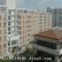 �Ϻ����پƵ��������Ϻ���߷�չǱ�����Ž��߿Ƽ�԰���ĸ��أ���������԰��ʢ�����硢������԰������㳡�Ȼ������ܣ��ڽ������������Ž��߿�վ��ȥ���ֶ��¹��ʲ�������ʮ�ֱ������Ƶ�ӵ�и���ͷ����䱸�����������ҵȸ��������ʩ������200�˵���������8���๦��VIP�������ɳнӸ���������ᣬ�Ǳ����������е�����ѡ�񡣡����Ƶ꿪ҵʱ��2005��9��20�գ��½�װ��ʱ��2010��2�£���¥��7�㣬�ͷ�����98�䣨�ף���
��ͨλ��
�Ƶ�λ���Ϻ��Ž��߿Ƽ�԰�����ڽ�����2�����Ž��߿�վ������ʮ�ֱ�������ǰ���Ƶ꡿�� - ������2�����Ž��߿�վ������Լ20���ӣ� - �����Ϻ���վ21����������⳵Լ45���ӣ������Ϻ���վ��������4���������ʹ��վ�����˵���2�������Ž��߿�վ�£� - ���뻦̫·��;����վ21����������⳵Լ45���ӣ� - �����Ϻ����Ż���30����������⳵Լ60���ӣ����ɺ��Ż�����������2�������Ž��߿�վ�£� - �����Ϻ��ֶ����ʻ���28����������⳵Լ40���ӣ������Ϻ��ֶ�������������2�������Ž��߿�վ�¡����Ƶ��ܱ���Ϣ���� - ��������㳡15����������⳵Լ30���ӣ� - ����½���죨�������飩13����������⳵Լ30���ӣ� - �����Ϻ��¹��ʲ�������5.5����������⳵Լ25���ӡ�


��ʩ����������ʩ �Ƶ�ӵ�п�����200�˵���������8���๦��VIP�������нӸ���������ᡣ�ưɣ��ṩ�����ˮ����Ʒ�����Ǳ��͹���֮�����з��ɵĺ�ȥ���� 

���ÿ� ĵ����,���뿨,���ǿ�,����,̫ƽ��,������ 

������ʩ V1�������������30-40�˿��ᣬ���Ρ�Ļ����ͶӰ�ǵ��豸��ȫ�� 

�Ƶ��ر���ʾ
�����Ѱ����Ƶ����ѣ��������Ƶ��������á�˰�ռ����˶���Ҫ��ķ��á� 
��ͨ���Ƶ����סʱ��Ϊ14��00�����ʱ��Ϊ����12��00������ǰ��ס���Ƴ���꣬�����������һ������