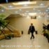 �Ϻ��ֶ������������������Ϻ��ֶ�����������ȡ������ͨ�������ǻ�����ת����ͼ��Ŷ�ס�޵�����ѡ�񡣱���ӵ�б�׼�����󴲷������д󴲷���Բ�����������׼�ȸ���ͷ�����ʩ��������ܰ���ʡ����ݻ�ӵ��������ѯ��Ʊ��������������ĵ����Ƶ�������ʩ��������̨�ṩ������Ʒ���ܡ����ѡ�ϴ�¡����Ƶ���ܰ����ÿ��ͷ�����IDD ��DDD�̿ص绰�����ߵ��ӡ�4G�����ӿڵȶ���������ʩ�������ñ��͵�����֮�ñ�ݳ�ͨ�������ṩ�ֶ��������ͷ��񡣡������ݿ�ҵʱ��2010��6��3�գ�¥��4�㣬�ͷ�����78�䣨�ף���
��ͨλ��
�����������Ϻ����ֶ�����ˮբ��·�жΣ������ƳǸ��٣�����ʮ����ӿɴ��ֶ��������ܱ��е���2���ߡ���������վ�ȣ���ͨ��������ǰ�����ݡ��� - �������2���ߺ�����·վ4����������⳵Լ15���ӣ� - �����Ϻ��ֶ����ʻ���6����������⳵Լ15���ӣ������ֶ���������������ͻ�һ�ߡ�������Ͷ����߶��ɵ����ݣ� - �����Ϻ����Ź��ʻ���49����ɺ��Ż�����������2������������·վ�£��ٻ��˳��⳵Լ10���Ӽ������ݣ� - �����Ϻ���վ39������Ϻ���վ��������1����������㳡վ�����˵���2������������·վ�£� - �����Ϻ���վ45 ������Ϻ�վ��������1����������㳡վ���˵���2������������·վ�£� �������ܱ���Ϣ���� - ����������ʾ�3����������⳵Լ10���ӣ� - �������˶����� 13����������⳵Լ25���ӣ� - �����Ϻ�Ұ������԰17.5����������⳵Լ30���ӣ� - �����Ϻ�����԰�����ֶ���32����ɱ��ݳ˳���������·����վ����������2����������·վ�����˵���7������ҫ��·վ�³������� - ������һ�43����ɱ��ݳ˳���������·����վ����������2����������㳡վ�����˵���1��������һ�վ��


��ʩ����������� �����齫 

���ÿ� ĵ����,���뿨,���ǿ�,����,̫ƽ�� 


�Ƶ��ر���ʾ
�����Ѱ����Ƶ����ѣ��������Ƶ��������á�˰�ռ����˶���Ҫ��ķ��á� 
��ͨ���Ƶ����סʱ��Ϊ14��00�����ʱ��Ϊ����12��00������ǰ��ס���Ƴ���꣬�����������һ�����á� 
