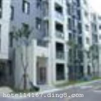 �Ϻ��Ž���Ԣ�������꣩�������Ϻ���߷�չǱ�����Ž��߿Ƽ�԰����ҽҩ���أ�����������ѧ����ҽҩ��ѧ���Ϻ�����ҽ�о�����henkel��̫���ܲ��Ȼ������ܣ�����������߽��·վ���ڣ��ݳ�ǰ���ֶ��¹��ʲ������Ľ�15���ӣ����������Ρ����������ѡ�񡣡�����Ԣ��ҵʱ��2010��5��20�գ���¥��6�㣬��¥��7�㣬�ͷ�����129�䣨�ף���
��ͨλ��
��ǰ���Ƶ꡿�� - �����Ϻ���վ19.7����������⳵Լ35���ӣ����ɻ�վ�˵���1����������㳡վת2���ߣ����Ž��߿�վ����·վ�£����˳��⳵Լ10-15���ӣ� - ���뻦̫·��;����վ21.5����������⳵Լ40���ӣ� - ������Ż���27.3 ����������⳵Լ40-50���ӣ����ɻ����˵���2�������Ž��߿�վ����·վ�£����˳��⳵Լ10-15���ӣ� - �����ֶ�����28.8����������⳵Լ40���ӣ����ɻ����˵���2�������Ž��߿�վ����·վ�£����˳��⳵Լ10-15���ӡ����Ƶ��ܱ���Ϣ���� - ��������ѧ�Ž�У��������Լ2���ӣ� - ���Ϻ���ҽҩ��ѧ������Լ3���ӣ� - ��������㳡15.6����������⳵Լ20-30���ӡ�


��ʩ��������ÿ� ĵ����,���뿨,���ǿ�,����,̫ƽ�� 


�Ƶ��ر���ʾ
�����Ѱ����Ƶ����ѣ��������Ƶ��������á�˰�ռ����˶���Ҫ��ķ��á� 
��ͨ���Ƶ����סʱ��Ϊ14��00�����ʱ��Ϊ����12��00������ǰ��ס���Ƴ���꣬�����������һ�����á�