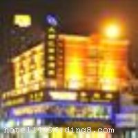 �Ϻ��󶼻�����Ƶ�λ���Ϻ����ֶ���������·998�ţ��ش��ֶ�����½���������ó�����ڽ����ʹ������ɽ·���н֣���������ʹ����Ŧվ���֮ң����ͨ����������������·��ҵ�����һ�˰۰飬λ�÷ǳ���Խ���Ƶ�ӵ�б�׼�󴲷�����׼˫����������󴲷�������˫�����������󴲷��ȶ��ַ��ͣ���������ʿ����ľ�֮ͣѡ�������Ƶ꿪ҵʱ��2005��3��30�գ��½�װ��ʱ��2010��3��21�գ�¥��5�㣬�ͷ�����38�䣨�ף��� ����ܰ��ʾ�� 1�����Ӵ���� 2����ˢ���ڽ�ǿ�
��ͨλ��
�Ƶ�λ������·�븣ɽ·�Ľ��㴦�����ڵ���2��4��6��9�������ʹ��վ����ͨ�������ܱ�������·��ҵ�֡���һ�˰۰�ȣ�λ�÷ǳ���Խ����ǰ���Ƶ꡿�� - �������2��4��6��9�������ʹ��վ250�ף���1�ſڳ�����Լ2-5���ӿ����Ƶꣻ - �����ֶ����ʻ���39.3����������⳵Լ40���ӣ����ɻ�����������2���������ʹ��վ�£� - ������Ź��ʻ���19.8����������⳵Լ30���ӣ����ɻ�����������2���������ʹ��վ�£� - �����Ϻ�վ10.7����������⳵Լ20-25���ӣ����ɻ�վ��������1����������㳡վ�£����˵���2���������ʹ��վ�£� - �����Ϻ���վ����������⳵Լ���ӣ����ɻ���վ��������1��������һ�վ�£����˵���9���������ʹ��վ�£����ɻ���վ��������3��������ɽ·վ�£����˵���4�Ż�9���������ʹ��վ�¡����Ƶ��ܱ���Ϣ���� - �����һ�˰۰�1.5����������⳵Լ5���ӣ� - �����ï����3����������⳵Լ10���ӣ� - �������͹�԰4����������⳵Լ10���ӣ� - �����¹��ʲ�������6.5����������⳵Լ15���ӡ�


��ʩ����������ʩ �в��� 

������ʩ �޻����� 

�Ƶ��ر���ʾ
�����Ѱ����Ƶ����ѣ��������Ƶ��������á�˰�ռ����˶���Ҫ��ķ��á� 
��ͨ���Ƶ����סʱ��Ϊ14��00�����ʱ��Ϊ����12��00������ǰ��ס���Ƴ���꣬�����������һ�����á�