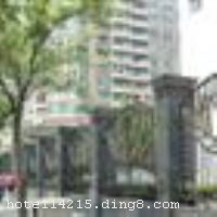 �Ϻ���ٳ�����õش���ɽ·�࣬�뾲����԰�����������֮ң�������߼��Ƶ�������ϣ���پƵꡢ�󶼾Ƶꡢ�������ݡ��Ƶ�ÿ��ͷ��������ִ�ʱ�з������ƣ����ڳ��軪����ţ���ʩ��������������׳���������������У�������Ȼ�������Կ����������ܵ����С��������ÿ�ҵʱ��1999��01��01�գ�¥��38�㣬�ͷ�����85�䣨�ף���
��ͨλ��
���õش�����·���Ӱ��߼�·���㴦���ܱ�����������ʩ��ȫ����ͨ��������ǰ�����á��� - �������2��11���߽���·վ800�ף���2�Ż�3�ſڳ�����Լ15���ӣ� - �������10�����Ϻ�ͼ���վ1.3�����3�ſڳ�����Լ15-20���ӣ� - �������1��7�ų���·վ1.4����������⳵Լ5���ӣ� - �����Ϻ���վ8����������⳵Լ15-20���ӣ����ɻ�վ��������1����������·վ�£����������1����������㳡վ�£����˵���2����������·վ�£� - �����Ϻ�����վ7.7����������⳵Լ15-20���ӣ����ɻ�վ��������1����������·վ�£� - �����Ϻ����Ź��ʻ���10.3����������⳵Լ20���ӣ����ɻ�����������2����������·վ�£����ɻ�����������10�������Ϻ�ͼ���վ�£� - �����Ϻ��ֶ����ʻ���50.3����������⳵Լ50���ӣ����ɻ�����������2����������·վ�¡��������ܱ���Ϣ���� - ���뻪�����͹㳡600�ף�����Լ5-10���ӣ� - ���뾲����԰1�������Լ15���ӣ� - ���뾲����1.2�������Լ15-20���ӣ� - �����Ϻ�ͼ���վ1.3�������Լ15-20���ӣ� - ��������㳡4.8����������⳵Լ10-15���ӣ� - ������̲6.8����������⳵Լ15���ӡ�


��ʩ����������ʩ ���������˲����� 

�������� ������ 

���ÿ� Visacard,ĵ����,���뿨,���ǿ�,����,̫ƽ��,������,���´￨,��ͨ��,������,JCBcard 

������ʩ ����10�����ҵĻ������ġ� 

�Ƶ��ر���ʾ
�����Ѱ����Ƶ����ѣ��������Ƶ��������á�˰�ռ����˶���Ҫ��ķ��á� 
��ͨ���Ƶ����סʱ��Ϊ14��00�����ʱ��Ϊ����12��00������ǰ��ס���Ƴ���꣬�����������һ������