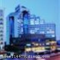 �Ϻ�˫ӵ���ã�λ���ֶ����2601�ţ��ڽ����ִ��ţ�ȥ���¹��ʲ������ġ�½�������ó����������Ż�������ͨ��ݣ�����λ����Խ�� �����Ϻ�˫ӵ����ӵ�и���ͷ�����ʩ��ȫ��������ܰ�����������ÿ���������װ�޾��·������Ķ����ʽ��������ͬʱ����600�˾Ͳ͡�������չ�˻��鹦�ܣ��������С�ͻ����ң��������ҿ�����Լ300�ˣ��䱸�Ƚ����豸���Ǿٰ������顢��̸���Ӵ������볡���������Ƶ꿪ҵʱ��1996�꣬2005������װ�ޣ�¥��17�㣬�ͷ�����215�䣨�ף�����ͨλ��
�Ƶ��ڽ����ִ��ţ�ȥ����̲���������飬��ͨ������ - ���붫������Լ7.5����������⳵Լ15-20���ӣ� - ������̲Լ13����������⳵Լ20���ӣ� - �������͹�԰Լ6����������⳵Լ15���ӣ� - �����Ϻ����Ż���Լ25����������⳵Լ35-40���ӣ� - �����Ϻ��ֶ�����Լ40����������⳵Լ50���ӣ� - �����Ϻ���վԼ17����������⳵Լ30���ӡ�


��ʩ����������ʩ ���ж���в�������������600�����ҡ� 

�������� �����ҡ������ҡ�̨�� 

���ÿ� Visacard,ĵ����,���뿨,���ǿ�,����,̫ƽ��,������,���´￨,��ͨ��,������,JCBcard 

������ʩ ���ж๦�����������ͬ�Ĵ��С�С�ͻ�����20����������7-400�˲��ȡ� 

�Ƶ��ر���ʾ
�����Ѱ����Ƶ����ѣ��������Ƶ��������á�˰�ռ����˶���Ҫ��ķ��á� 
��ͨ���Ƶ����סʱ��Ϊ14��00�����ʱ��Ϊ����12��00������ǰ��ס���Ƴ���꣬�����������һ������
