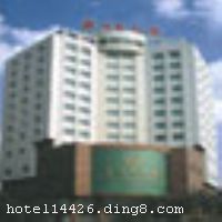 ����׿��Ȫ������������ʡ��Ͽ���̼�����ˮ����������ѵ���ģ������������Ķ���֮���������人���¼������������ܱߴ�רԺУ������������������ͨ������ �������ÿͷ����ʵ��ţ����з����Ϊ����յ�ϵͳ�������ܿ������������в�������ϲ�죬ʮ���������������������Ͳ�ͬ����������רҵ��죬��ζ������ɫ��ζ�����־ư��������ˣ������Һ���רҵ����С�������汸�����е���ͶӰ��������Ļ���๦�ܵƹ�����ȹ��ܣ��Ǿٰ��������ѡ�� ������ƾ׿��Ȫ���ã������������̲����죬ˮ��һɫ������ɽɫ�����۵ס����׿��Ȫ���ã���Ϊ���͵���;����һĨ������ɫ�ʡ� �����Ƶ꿪ҵʱ��2002��10��9�գ��½�װ��ʱ��2009��12�£�¥��13�㣬�ͷ�����89�䣨�ף�����ʩ�����
������ʩ	��¥�в������м���к�������2յ��װ�޷�Χ��ܰ��
��������	�����齫��
���ÿ�	Visacard,ĵ����,���뿨,���ǿ�,����,̫ƽ��,������,���´￨,��ͨ��,������,JCBcard
������ʩ	1�Ż�����	��������Լ140�ˣ�����ȫ�Զ�ͶӰ�豸�� 2�Ż����ң�������Լ30�ˣ�	 3�Ż�����	��������Լ20�ˣ�	 4�Ż�����	��������Լ40�ˡ�
�Ƶ��ر���ʾ
�����Ѱ����Ƶ����ѣ��������Ƶ��������á�˰�ռ����˶���Ҫ��ķ��á�
��ͨ���Ƶ����סʱ��Ϊ14��00�����ʱ��Ϊ����12��00������ǰ��ס���Ƴ���꣬�����������һ�����á�